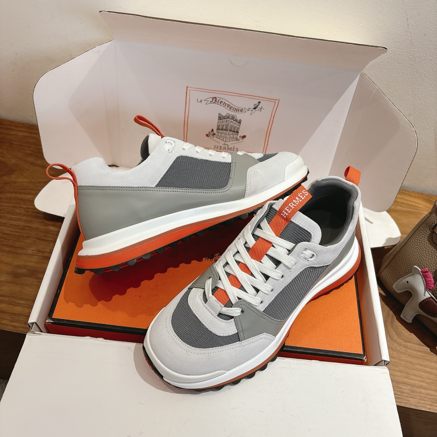 NO:604865,Real price Guan goods】Hermes 25ss new autumn and winter products!  Classic boot shape + British color matching design, imported calfskin, classic and attractive!  Original reverse mold last, ultimate 1:1 shape, imported high-end cowhide showing exquisite texture!  Open the mold to customize the A-level high-density private mold outsole with luxurious packaging!  - Unique quality, 35-40/39-45, hermes, boots, cowhide19860909实价莞货】Hermes家25ss秋冬新品！经典靴型+英伦拼色设计,进口小牛皮,经典耐看！原版倒模楦型,极致1:1形体,进口高端牛皮呈现出精致质感！ 开模定制A级高密私模大底,奢华包装！ -无二品质,35-40/39-45,,hermes,boots,cowhide,Men's shoes