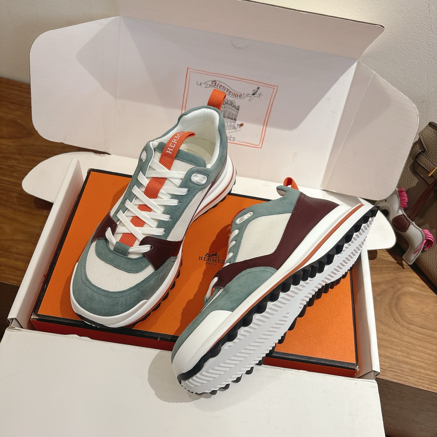 NO:612954,Batch of 20 men's models [Guan goods] Hermes 25ss new autumn and winter products!  Classic boot shape + British color matching design, imported calfskin, classic and attractive!  Original reverse mold last, ultimate 1:1 shape, imported high-end cowhide showing exquisite texture!  Open the mold to customize the A-level high-density private mold outsole with luxurious packaging!  - Unique quality, 35-40/39-45, casual shoes/sports shoes, hermes, boots, sneakers, cowhide19860909批男款20【莞货】Hermes家25ss秋冬新品！经典靴型+英伦拼色设计,进口小牛皮,经典耐看！原版倒模楦型,极致1:1形体,进口高端牛皮呈现出精致质感！ 开模定制A级高密私模大底,奢华包装！ -无二品质,35-40/39-45,休闲鞋/运动鞋,hermes,boots,sneakers,cowhide,Women's Shoes