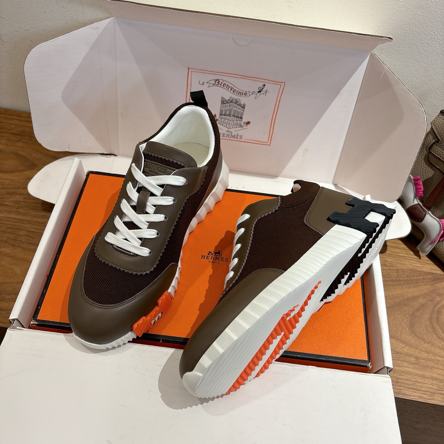 NO:612969,herme…sss25 new arrival~ The most popular couple’s style at the counter, the first choice for H family’s distribution!  It is a classic Hermès model. It comes out in many colors every season. It is definitely one of the most worth buying products. If you have ever met a god or goddess, don’t miss it!  !  It is super light and comfortable. It is not tiring after walking for a long time. It is not expensive. There is a small loop on the back to assist in wearing shoes. Top quality 35-44, can be customized 45 46 Men's 20, casual shoes/sports shoes, hermes, hermes, sneakers19860909herme…s ss25 new arrival～ 专柜大热情侣款,H家配货首选鞋履！ 是爱马仕经典款 每一季都会出很多颜色 绝对是最值得买的配货之一 有遇到的男神女神!真的不要错过！！ 他超轻、超舒适 走久不累、价格不贵 后面还有个辅助穿鞋的小圈 顶级精品 35-44,可定做45 46 男款20,休闲鞋/运动鞋,hermes,hermes,sneakers,Women's Shoes