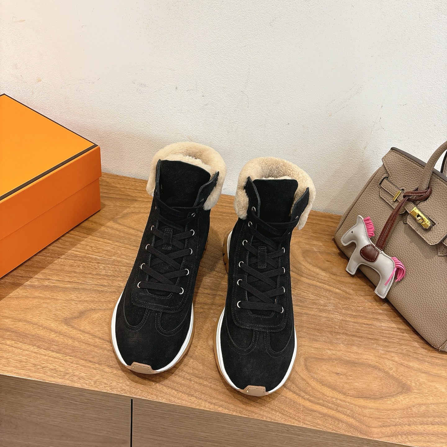NO:604862,Real price Guan goods】Hermes 25ss new autumn and winter boots!  Classic boot shape + British color matching design, classic and attractive!  Original reverse mold last, ultimate 1:1 shape, lambswool lining, imported high-end knitting needles showing exquisite texture!  Open the mold to customize the A-level high-density private mold outsole with luxurious packaging!  - Unique quality, 35-45 for one week pre-sale, hermes, boots19860909实价莞货】Hermes家25ss秋冬新品靴！经典靴型+英伦拼色设计,经典耐看！原版倒模楦型,极致1:1形体,羊羔毛内里,进口高端织针呈现出精致质感！ 开模定制A级高密私模大底,奢华包装！ -无二品质,35-45 预售一周,,hermes,boots,Men's shoes