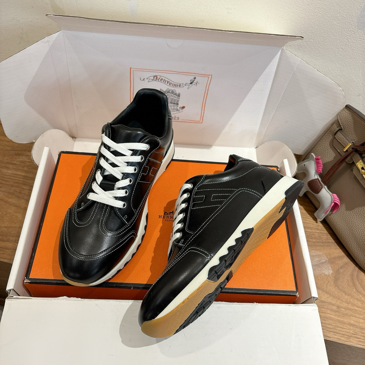 NO:639769,[HERMES] Top-quality couple model, women's model 20 less, with airplane case 20 (note: airplane box is not after-sales, shoes are still after-sales as usual) Size 35-44 (customized for 38.45) hermes Hermes fw25 ne arrival～ New autumn and winter Trail sneakers Trail sneaker style, classic and versatile design, one-leg style is easy to put on and take off, suitable for various occasions. The brand logo Hermes' iconic design elements highlight the brand identity.  Made of cowhide material, it has a fine texture and soft touch, combining comfort and luxury. It provides a wealth of color options, including dark brown, black, off-white, light brown, etc., to meet different styles and matching needs. The workmanship is fine, the stitching is neat, and the details reflect the brand's exquisite craftsmanship, ensuring the quality and durability of the shoes.,, hermes, hermes, sneakers, cowhide19860909【 HERMES】顶级 情侣款,女款少20 配飞机盒20(注明:飞机盒不售后 鞋子照常售后） Size35-44（38.45定做） hermes 爱马仕 fw25 ne arrival～ 秋冬新款Trail运动鞋 Trail运动鞋款式,设计经典百搭,一脚蹬的样式方便穿脱,适合多种场合穿搭.品牌标识爱马仕标志性的设计元素,彰显品牌身份. 采用牛皮材质,质感细腻,触感柔软,兼具舒适与高级感.提供丰富的色彩选择,包括深棕、黑色、米白、浅棕等,满足不同风格和搭配需求.做工精细,缝线工整,细节处体现品牌的精湛工艺,保证了鞋子的品质和耐用性.,,hermes,hermes,sneakers,cowhide,Men's shoes