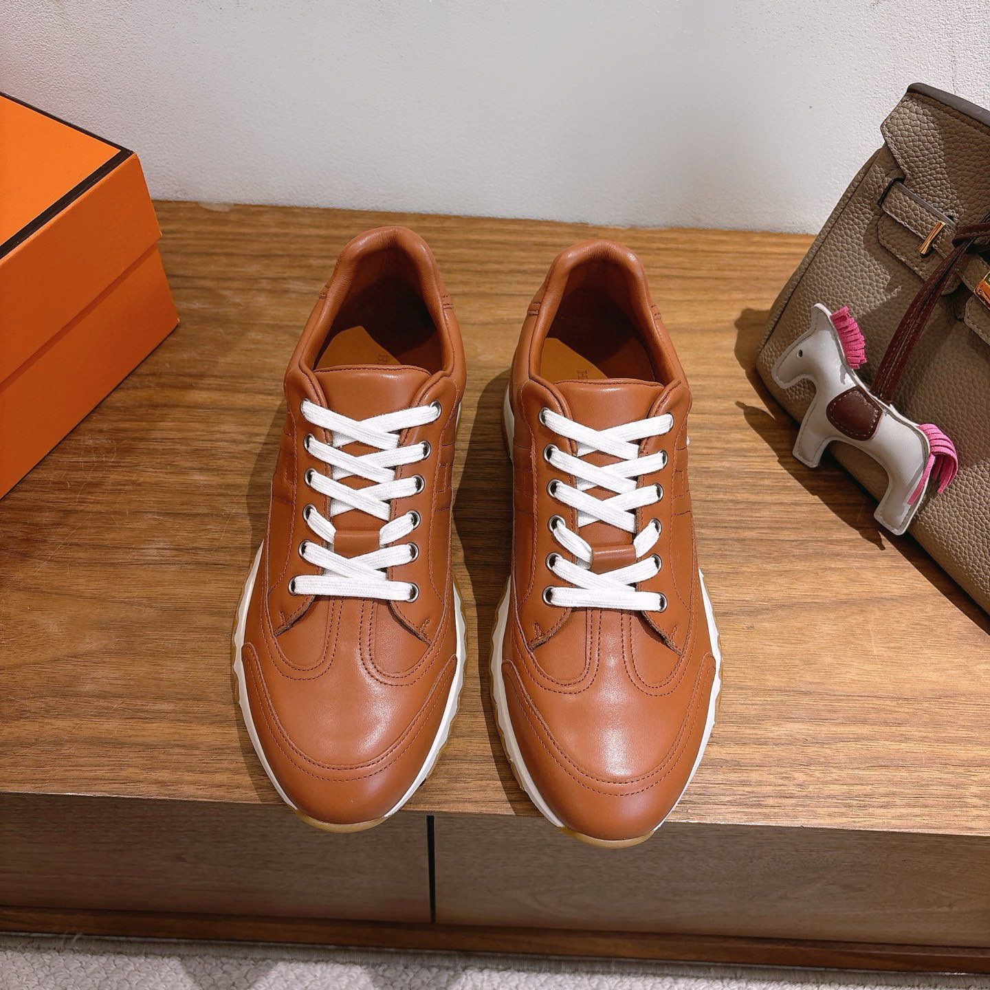 NO:639772,[HERMES] Top-quality couple model, women's model 20 less, with airplane case 20 (note: airplane box is not after-sales, shoes are still after-sales as usual) Size 35-44 (customized for 38.45) hermes Hermes fw25 ne arrival～ New autumn and winter Trail sneakers Trail sneaker style, classic and versatile design, one-leg style is easy to put on and take off, suitable for various occasions. The brand logo Hermes' iconic design elements highlight the brand identity.  Made of cowhide material, it has a fine texture and soft touch, combining comfort and luxury. It provides a wealth of color options, including dark brown, black, off-white, light brown, etc., to meet different styles and matching needs. The workmanship is fine, the stitching is neat, and the details reflect the brand's exquisite craftsmanship, ensuring the quality and durability of the shoes.,, hermes, hermes, sneakers, cowhide19860909【 HERMES】顶级 情侣款,女款少20 配飞机盒20(注明:飞机盒不售后 鞋子照常售后） Size35-44（38.45定做） hermes 爱马仕 fw25 ne arrival～ 秋冬新款Trail运动鞋 Trail运动鞋款式,设计经典百搭,一脚蹬的样式方便穿脱,适合多种场合穿搭.品牌标识爱马仕标志性的设计元素,彰显品牌身份. 采用牛皮材质,质感细腻,触感柔软,兼具舒适与高级感.提供丰富的色彩选择,包括深棕、黑色、米白、浅棕等,满足不同风格和搭配需求.做工精细,缝线工整,细节处体现品牌的精湛工艺,保证了鞋子的品质和耐用性.,,hermes,hermes,sneakers,cowhide,Men's shoes