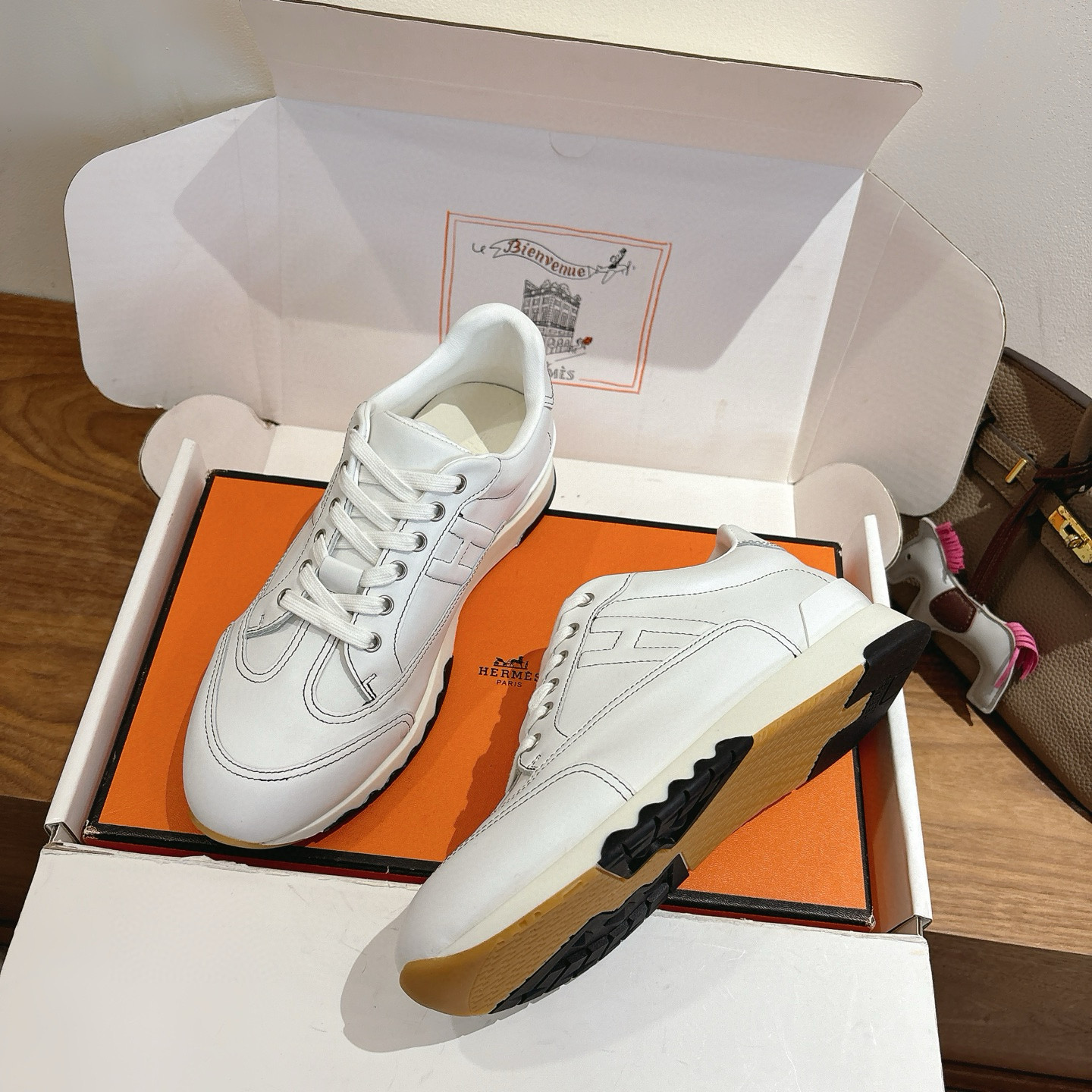 NO:639778,[HERMES] Top-quality couple model, women's model 20 less, with airplane case 20 (note: airplane box is not after-sales, shoes are still after-sales as usual) Size 35-44 (customized for 38.45) hermes Hermes fw25 ne arrival～ New autumn and winter Trail sneakers Trail sneaker style, classic and versatile design, one-leg style is easy to put on and take off, suitable for various occasions. The brand logo Hermes' iconic design elements highlight the brand identity.  Made of cowhide material, it has a fine texture and soft touch, combining comfort and luxury. It provides a wealth of color options, including dark brown, black, off-white, light brown, etc., to meet different styles and matching needs. The workmanship is fine, the stitching is neat, and the details reflect the brand's exquisite craftsmanship, ensuring the quality and durability of the shoes.,, hermes, hermes, sneakers, cowhide19860909【 HERMES】顶级 情侣款,女款少20 配飞机盒20(注明:飞机盒不售后 鞋子照常售后） Size35-44（38.45定做） hermes 爱马仕 fw25 ne arrival～ 秋冬新款Trail运动鞋 Trail运动鞋款式,设计经典百搭,一脚蹬的样式方便穿脱,适合多种场合穿搭.品牌标识爱马仕标志性的设计元素,彰显品牌身份. 采用牛皮材质,质感细腻,触感柔软,兼具舒适与高级感.提供丰富的色彩选择,包括深棕、黑色、米白、浅棕等,满足不同风格和搭配需求.做工精细,缝线工整,细节处体现品牌的精湛工艺,保证了鞋子的品质和耐用性.,,hermes,hermes,sneakers,cowhide,Men's shoes