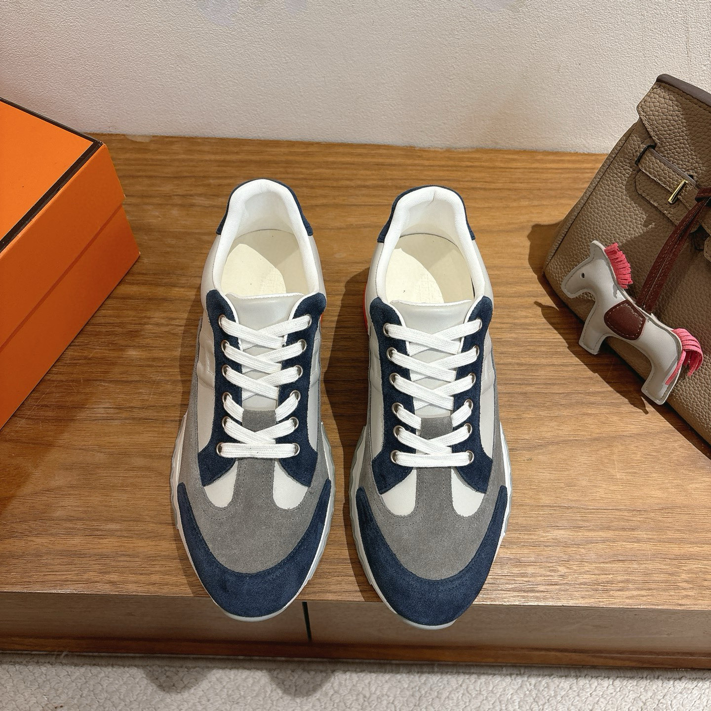 NO:621380,The women's model is less than 20 and comes with an airplane case of 20 (note: the airplane box is not for sale and the shoes are after-sales as usual) Hermes fw25 ne arrival~ New Trail sneakers for autumn and winter. Trail sneakers are a classic and versatile design. The slip-on style is easy to put on and take off, suitable for various occasions. The brand logo Hermès' iconic design elements highlight the brand identity.  Made of cowhide material, it has a fine texture and soft touch, combining comfort and luxury. It provides a wealth of color options, including dark brown, black, off-white, light brown, etc., to meet different styles and matching needs. The workmanship is fine, the stitching is neat, and the details reflect the brand's exquisite craftsmanship, ensuring the quality and durability of the shoes. size35-45,,hermes,hermes,sneakers,cowhide19860909女款少20 配飞机盒20(注明:飞机盒不售后 鞋子照常售后）hermes 爱马仕 fw25 ne arrival～ 秋冬新款Trail运动鞋 Trail运动鞋款式,设计经典百搭,一脚蹬的样式方便穿脱,适合多种场合穿搭.品牌标识爱马仕标志性的设计元素,彰显品牌身份. 采用牛皮材质,质感细腻,触感柔软,兼具舒适与高级感.提供丰富的色彩选择,包括深棕、黑色、米白、浅棕等,满足不同风格和搭配需求.做工精细,缝线工整,细节处体现品牌的精湛工艺,保证了鞋子的品质和耐用性. size35-45,,hermes,hermes,sneakers,cowhide,Men's shoes