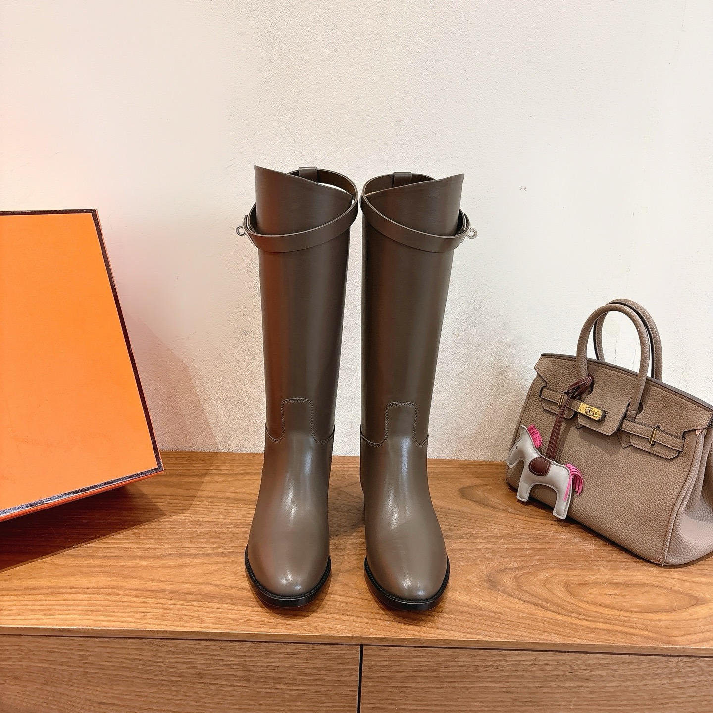 NO:679249,HERME...S classic kelly boots ss2025 autumn and winter model, classic kelly half, original calfskin material, different color combinations, really beautiful, a must-have for rich women who raise horses!  The lining is lambskin and the soles are made of cow leather imported from Italy!  Comes with original packaging and VIP outer box packaging!  Top quality 35-39 can be ordered at 40.41 41.42, boots, hermes, boots, cowhide, sheepskin19860909HERME…S 经典kelly长靴ss2025秋冬款 经典kelly半,原版小牛皮材料,不同颜色搭配,真的是好看极了,养马富婆必备品！ 内里小羊皮,鞋底意大利进口牛皮革！ 带原版包装及vip外盒包装！ 顶级精品35-39可定40.41 41.42,靴子,hermes,boots,cowhide,sheepskin,Women's Shoes