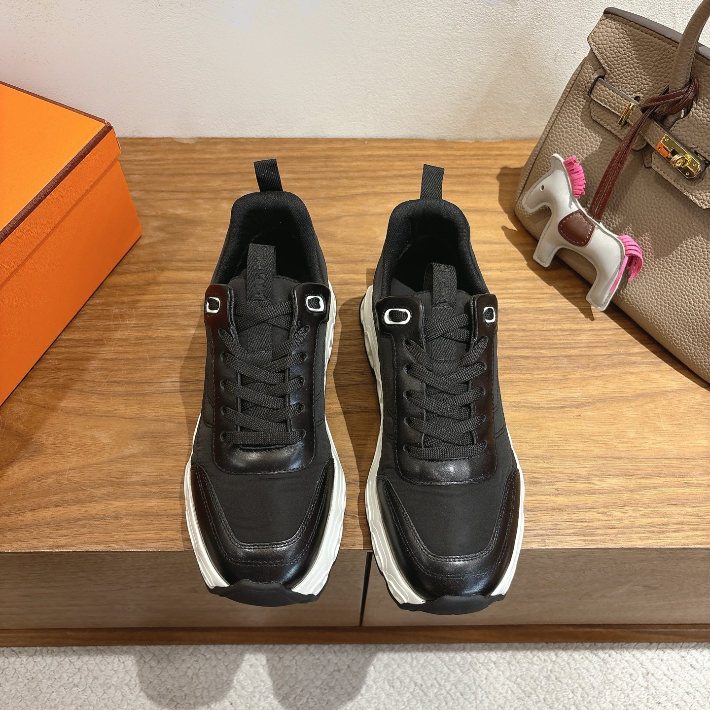 NO:647898,hermes fw25 ne arrival~ New autumn and winter Trail sneakers. Trail sneakers have a classic and versatile design. The slip-on style is easy to put on and take off, and is suitable for various occasions. The brand logo Hermès’ iconic design elements highlight the brand identity.  Made of cowhide material, with fine texture and soft touch, it is both comfortable and high-end. It provides a wide range of color options, including dark brown, black, off-white, light brown, etc., to meet different styles and matching needs. The workmanship is fine, the stitching is neat, and the details reflect the brand's exquisite craftsmanship, ensuring the quality and durability of the shoes. size 35-45 men's size, casual shoes/sports shoes, hermes, hermes, sneakers, cowhide19860909hermes fw25 ne arrival～ 秋冬新款Trail运动鞋 Trail运动鞋款式,设计经典百搭,一脚蹬的样式方便穿脱,适合多种场合穿搭.品牌标识爱马仕标志性的设计元素,彰显品牌身份. 采用牛皮材质,质感细腻,触感柔软,兼具舒适与高级感.提供丰富的色彩选择,包括深棕、黑色、米白、浅棕等,满足不同风格和搭配需求.做工精细,缝线工整,细节处体现品牌的精湛工艺,保证了鞋子的品质和耐用性. size35-45 男码,休闲鞋/运动鞋,hermes,hermes,sneakers,cowhide,Women's Shoes