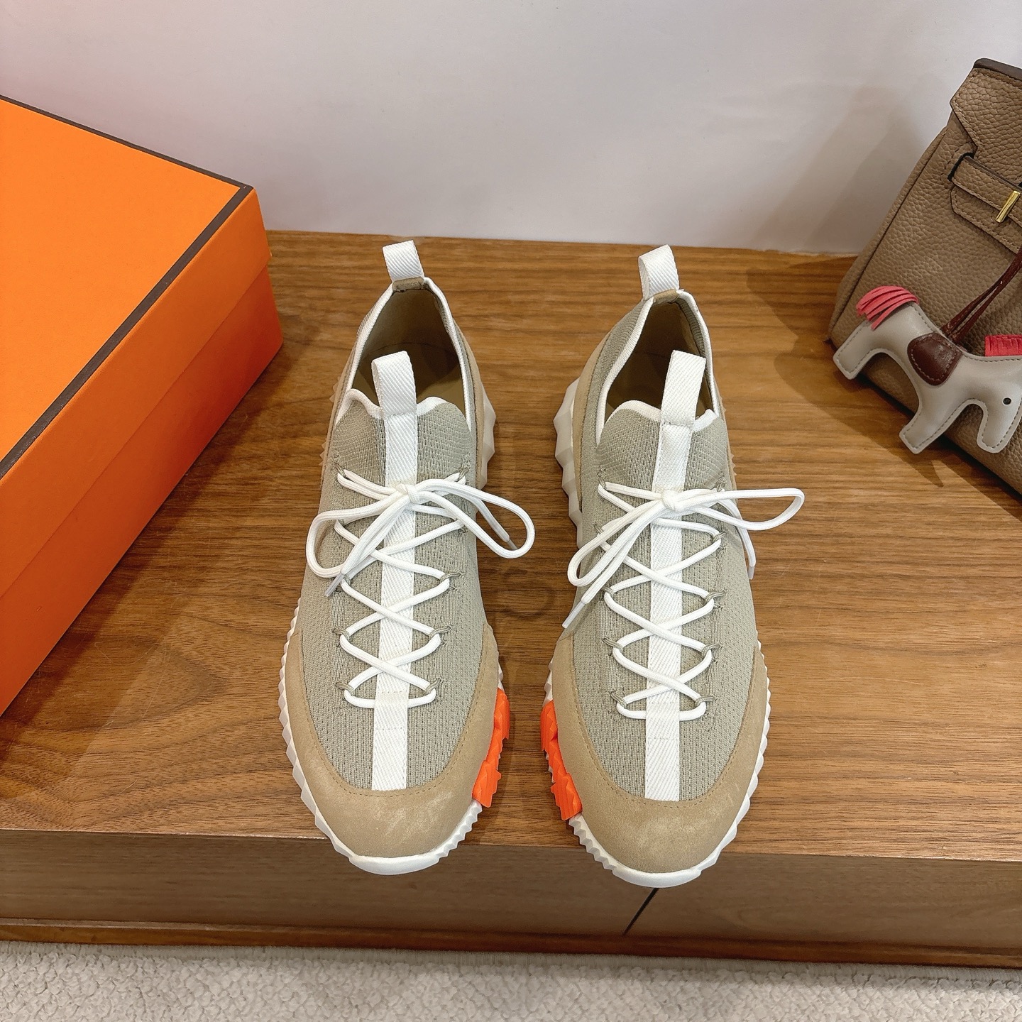 NO:651824,First batch of 20 men's models [couple models] H family 25ss early spring white shoes!  Suspension boot shape + British retro design, classic and attractive!  Original reverse mold last, ultimate 1:1 shape, imported high-end fabrics showing exquisite texture!  Open the mold to customize the A-level high-density private mold outsole with luxurious packaging!  - Unique quality, 35-44 can be customized to 45.46, casual shoes/sports shoes, boots, sneakers19860909批男款20【情侣款】H家25ss早春小白鞋！经楦靴型+英伦复古设计,经典耐看！原版倒模楦型,极致1:1形体,进口高端面料呈现出精致质感！ 开模定制A级高密私模大底,奢华包装！ -无二品质,35-44可定45.46,休闲鞋/运动鞋,boots,sneakers,Women's Shoes