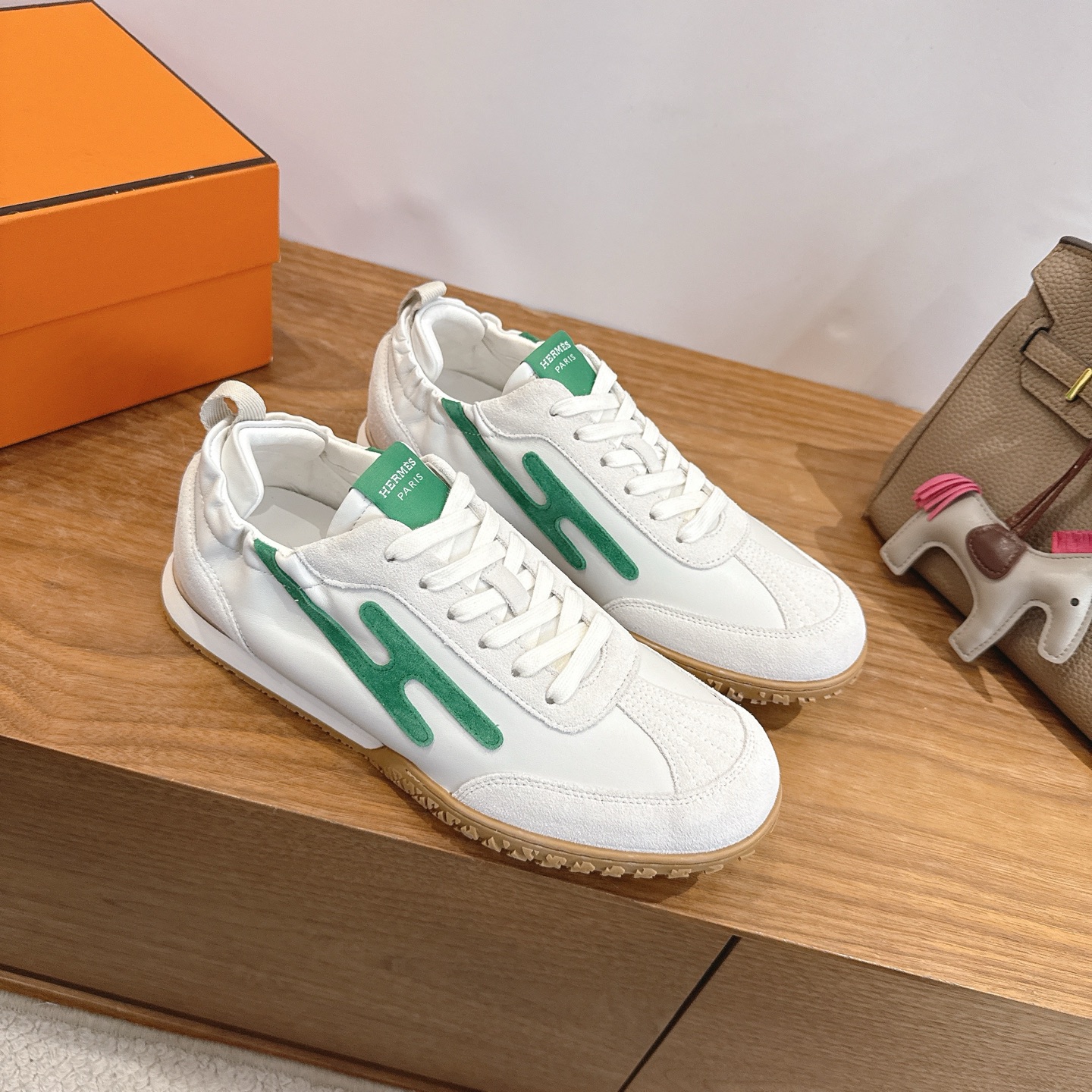 NO:651830,herme…sss25new arrival~ The most popular couple’s model at the counter, the first choice for H family’s distribution!  It is a classic Hermès model. It comes out in many colors every season. It is definitely one of the most worth buying products. If you have ever met a god or goddess, don’t miss it!  !  It is super light and comfortable. It is not tiring after walking for a long time. It is not expensive. There is a small loop on the back to assist in wearing shoes. Top quality 35-44, can be customized 45 46 Men's 20, casual shoes/sports shoes, hermes, hermes, sneakers19860909herme…s ss25new arrival～ 专柜大热情侣款,H家配货首选鞋履！ 是爱马仕经典款 每一季都会出很多颜色 绝对是最值得买的配货之一 有遇到的男神女神!真的不要错过！！ 他超轻、超舒适 走久不累、价格不贵 后面还有个辅助穿鞋的小圈 顶级精品 35-44,可定做45 46 男款20,休闲鞋/运动鞋,hermes,hermes,sneakers,Women's Shoes