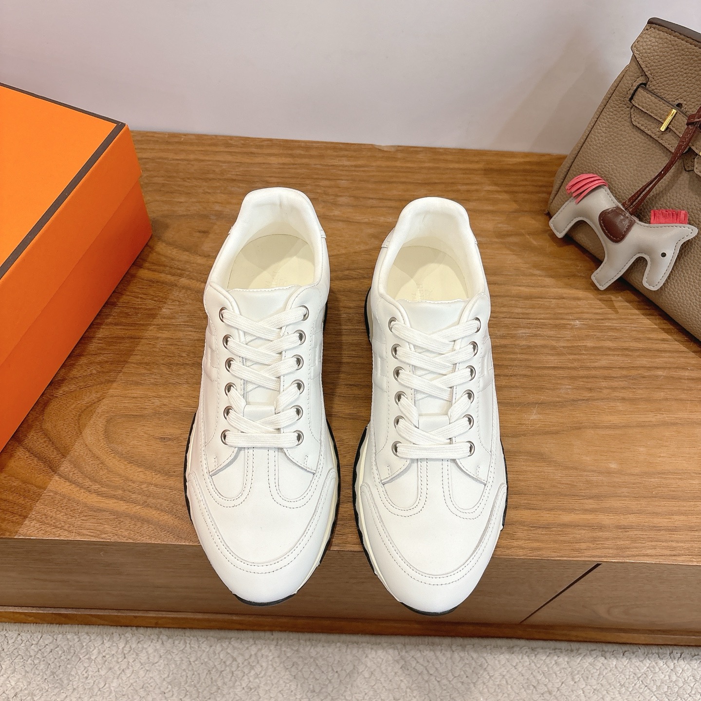 NO:651846,hermes fw25 ne arrival~ New autumn and winter Trail sneakers. Trail sneakers have a classic and versatile design. The slip-on style is easy to put on and take off, and is suitable for various occasions. The brand logo Hermès’ iconic design elements highlight the brand identity.  Made of cowhide material, with fine texture and soft touch, it is both comfortable and high-end. It provides a wide range of color options, including dark brown, black, off-white, light brown, etc., to meet different styles and matching needs. The workmanship is fine, the stitching is neat, and the details reflect the brand's exquisite craftsmanship, ensuring the quality and durability of the shoes. size 35-45 men's size, casual shoes/sports shoes, hermes, hermes, sneakers, cowhide19860909hermes fw25 ne arrival～ 秋冬新款Trail运动鞋 Trail运动鞋款式,设计经典百搭,一脚蹬的样式方便穿脱,适合多种场合穿搭.品牌标识爱马仕标志性的设计元素,彰显品牌身份. 采用牛皮材质,质感细腻,触感柔软,兼具舒适与高级感.提供丰富的色彩选择,包括深棕、黑色、米白、浅棕等,满足不同风格和搭配需求.做工精细,缝线工整,细节处体现品牌的精湛工艺,保证了鞋子的品质和耐用性. size35-45 男码,休闲鞋/运动鞋,hermes,hermes,sneakers,cowhide,Women's Shoes