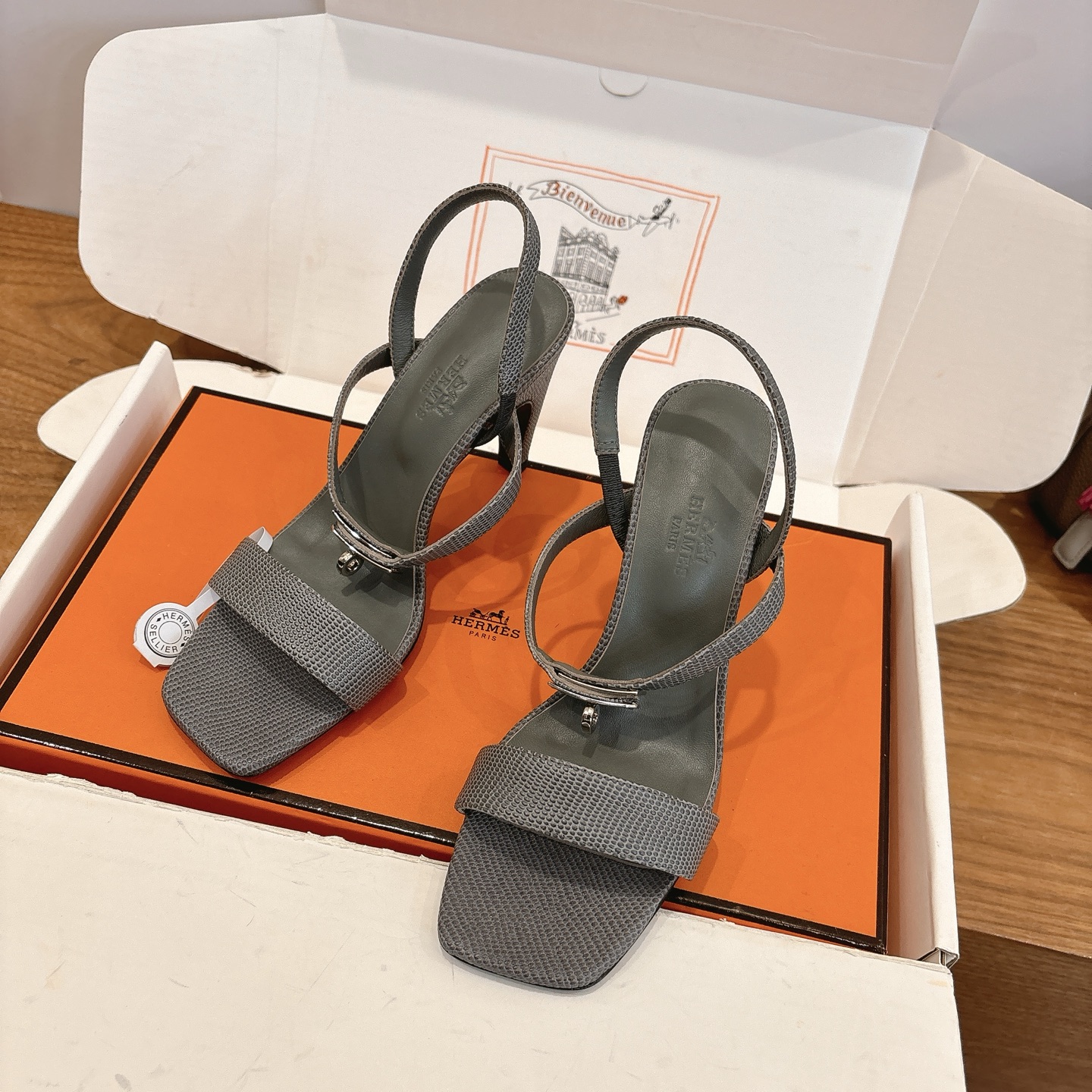 NO:651868,Hermes... a Eclair 2025 new color hot-selling series, originally developed, the version is super positive, with a certain thickness and increased leg length!  Breathable, comfortable calfskin, spring and summer color matching, this item is both beautiful and comfortable!  Channel supply code size size 35-39 can be customized to 40.41, high heels and sandals, hermes, sandals, high heels, cowhide19860909Hermes... a Eclair 2025新色爆款系列,原版开发 版型超正,有一定厚度增高显腿长！透体透气 舒适的小牛皮 春夏拼色兼具颜值舒适度的单品！ 渠道货源 码数 size 35-39可定40.41,高跟鞋凉鞋,hermes,sandals,high heels,cowhide,Women's Shoes