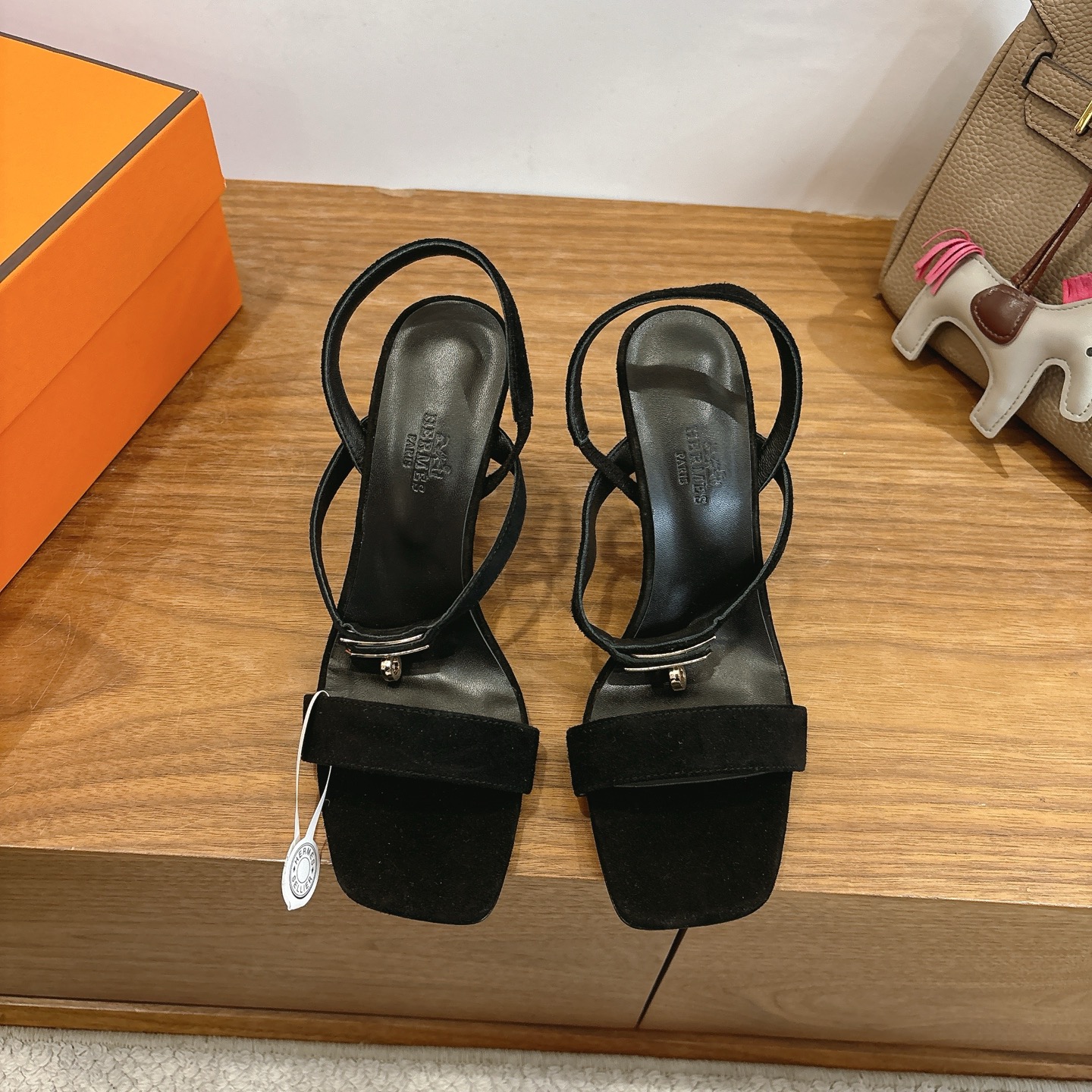 NO:668903,Hermes... a Eclair 2025 new color hot-selling series, originally developed, the version is super positive, with a certain thickness and increased leg length!  Breathable, comfortable calfskin, spring and summer color matching, this item is both beautiful and comfortable!  Channel supply code size size 35-39 can be ordered 40.41, sandals, hermes, sandals, cowhide19860909Hermes... a Eclair 2025新色爆款系列,原版开发 版型超正,有一定厚度增高显腿长！透体透气 舒适的小牛皮 春夏拼色兼具颜值舒适度的单品！ 渠道货源 码数 size 35-39可定40.41,凉鞋,hermes,sandals,cowhide,Women's Shoes