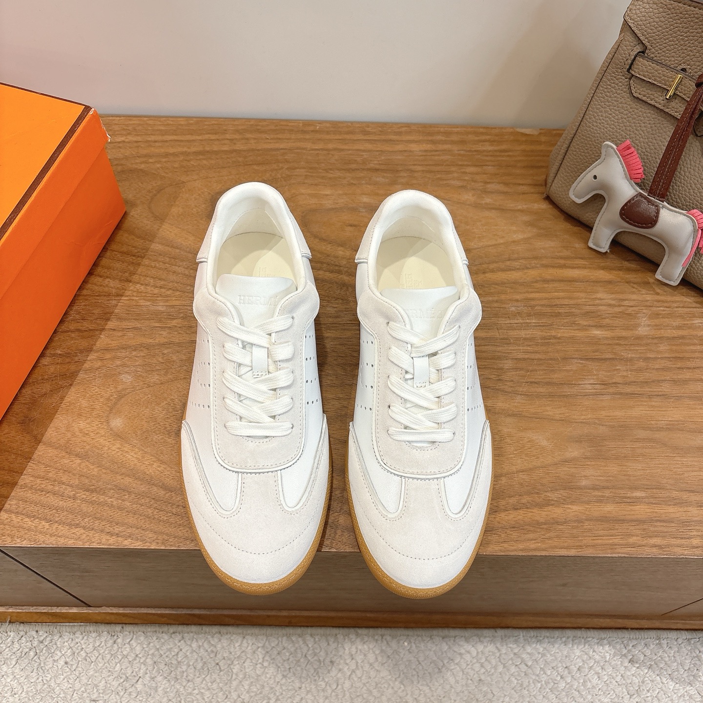 Hermes Eclair 春夏新作！透け感と快適さを兼ね備えたスタイリッシュなシューズ