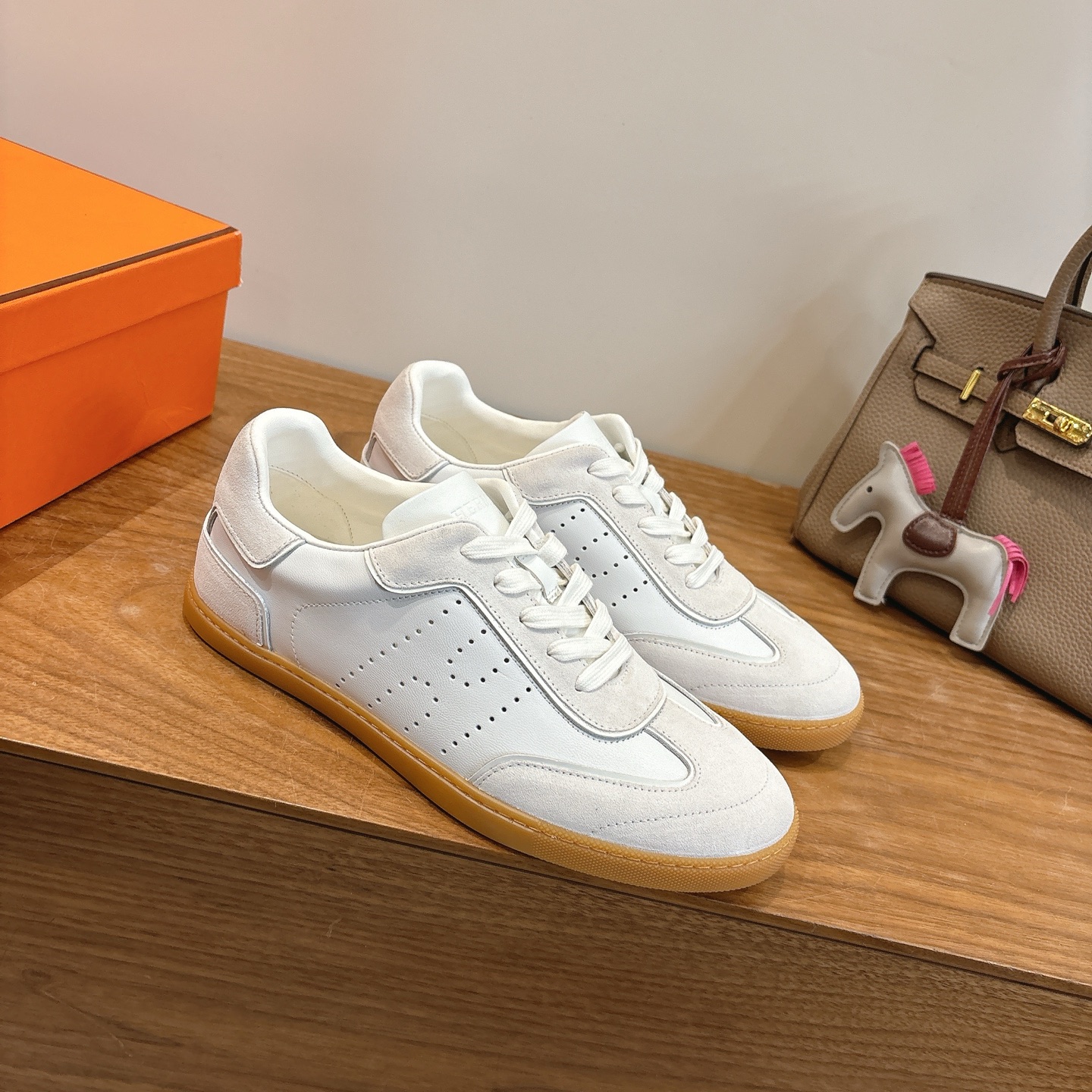 Hermes Eclair 春夏新作！透け感と快適さを兼ね備えたスタイリッシュなシューズ