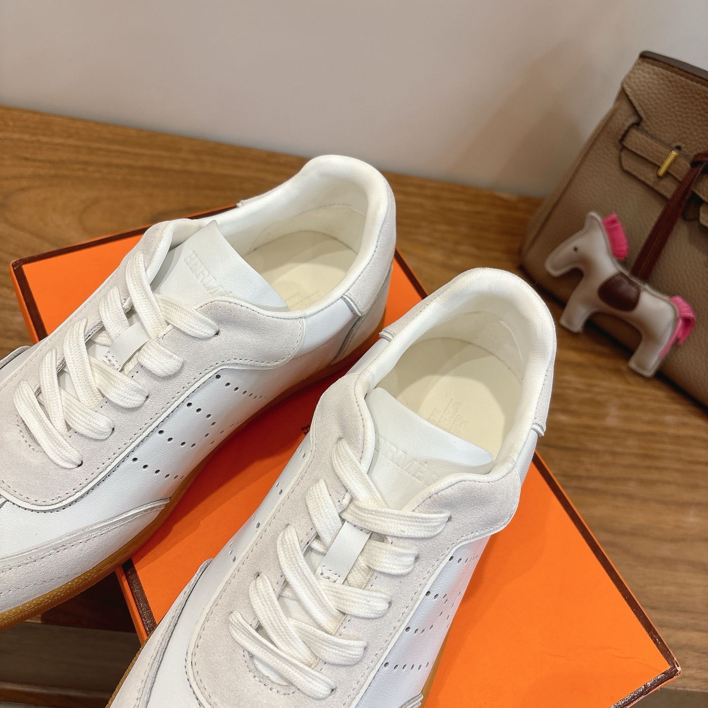 Hermes Eclair 春夏新作！透け感と快適さを兼ね備えたスタイリッシュなシューズ