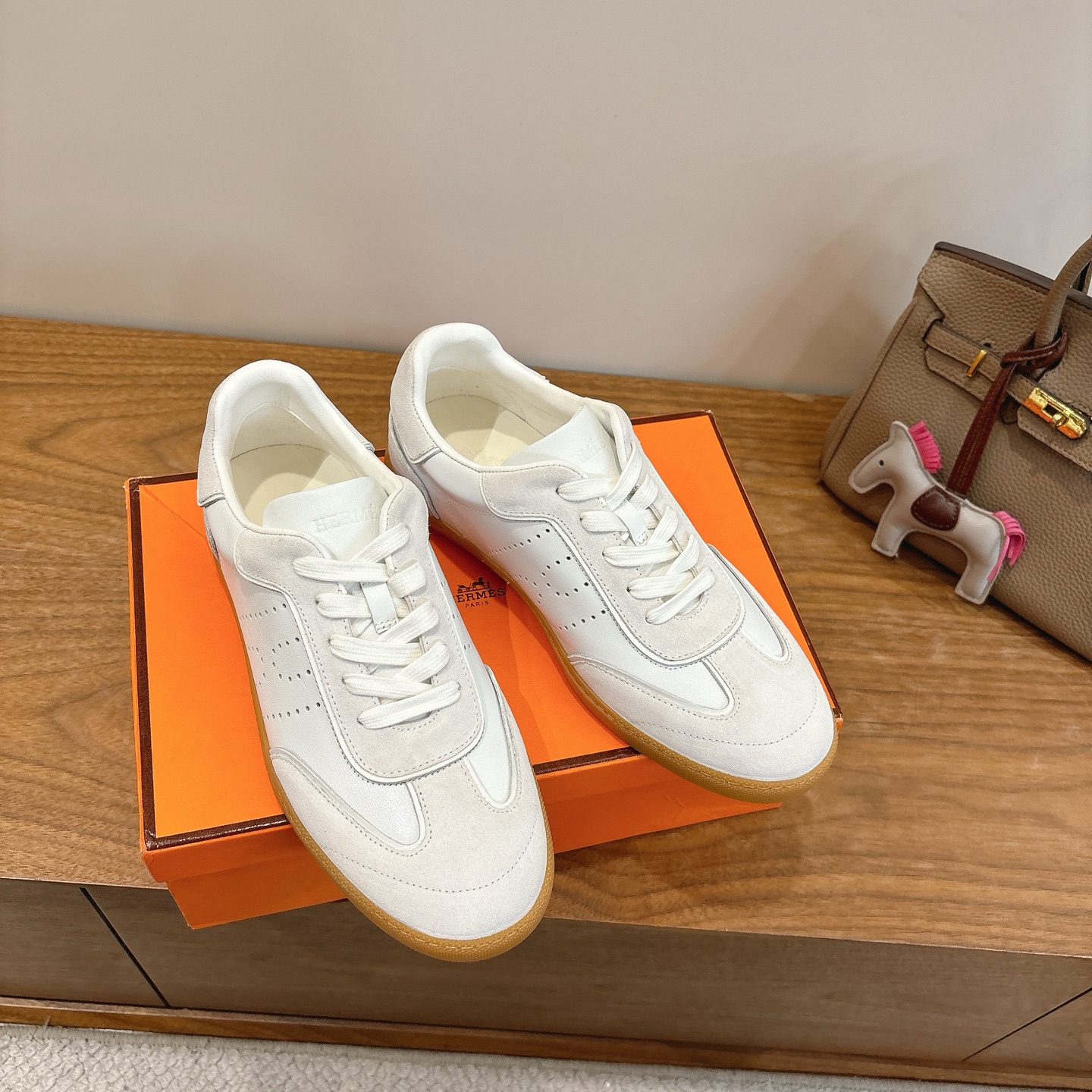 Hermes Eclair 春夏新作！透け感と快適さを兼ね備えたスタイリッシュなシューズ