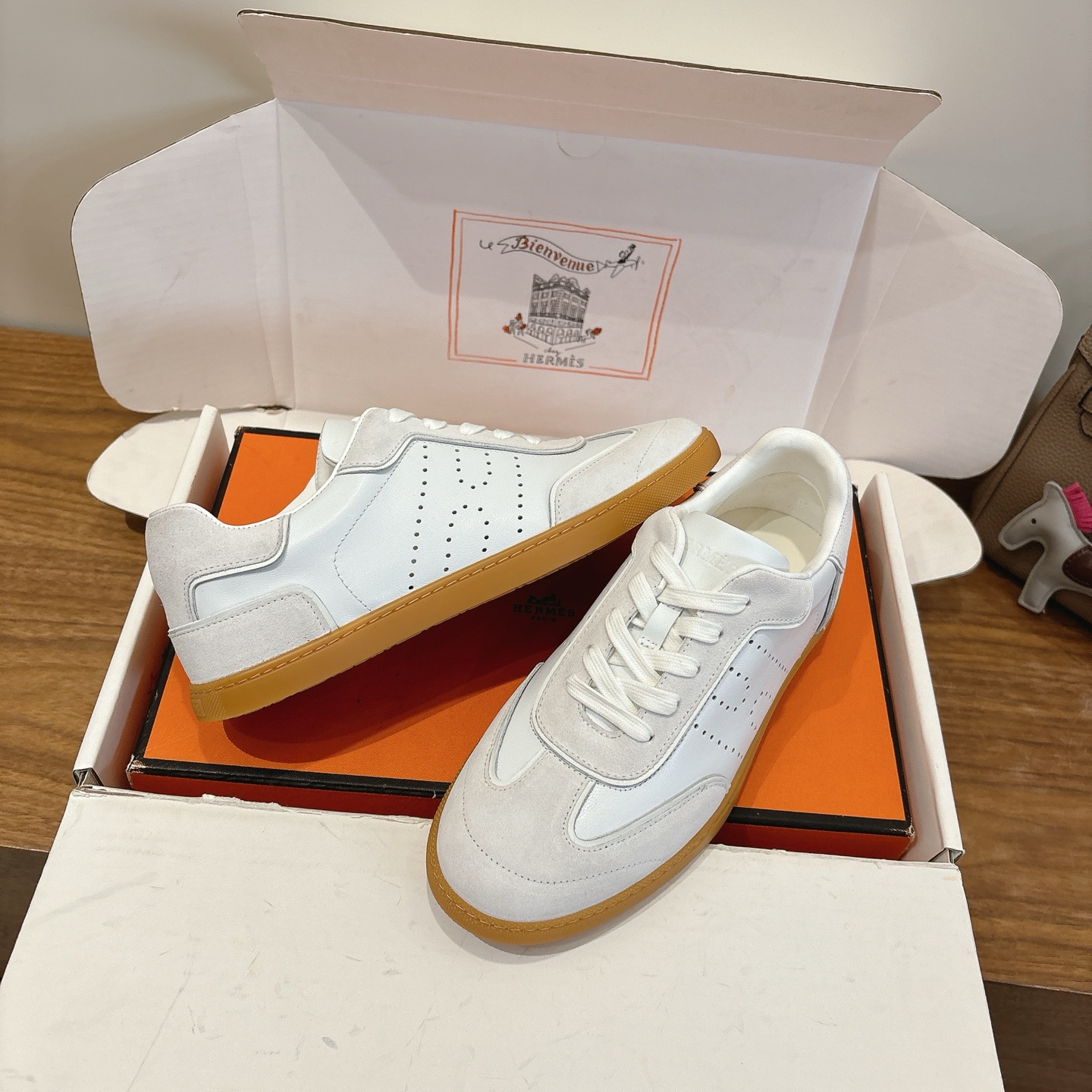 Hermes Eclair 春夏新作！透け感と快適さを兼ね備えたスタイリッシュなシューズ