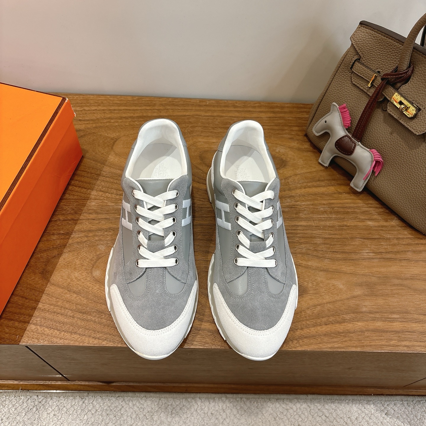 NO:668898,hermes fw25 ne arrival~ New autumn and winter Trail sneakers. Trail sneakers have a classic and versatile design. The slip-on style is easy to put on and take off, and is suitable for various occasions. The brand logo Hermès’ iconic design elements highlight the brand identity.  Made of cowhide material, with fine texture and soft touch, it is both comfortable and high-end. It provides a wide range of color options, including dark brown, black, off-white, light brown, etc., to meet different styles and matching needs. The workmanship is fine, the stitching is neat, and the details reflect the brand's exquisite craftsmanship, ensuring the quality and durability of the shoes. size 35-45 men's size, casual shoes/sports shoes, hermes, hermes, sneakers, cowhide19860909hermes fw25 ne arrival～ 秋冬新款Trail运动鞋 Trail运动鞋款式,设计经典百搭,一脚蹬的样式方便穿脱,适合多种场合穿搭.品牌标识爱马仕标志性的设计元素,彰显品牌身份. 采用牛皮材质,质感细腻,触感柔软,兼具舒适与高级感.提供丰富的色彩选择,包括深棕、黑色、米白、浅棕等,满足不同风格和搭配需求.做工精细,缝线工整,细节处体现品牌的精湛工艺,保证了鞋子的品质和耐用性. size35-45 男码,休闲鞋/运动鞋,hermes,hermes,sneakers,cowhide,Women's Shoes