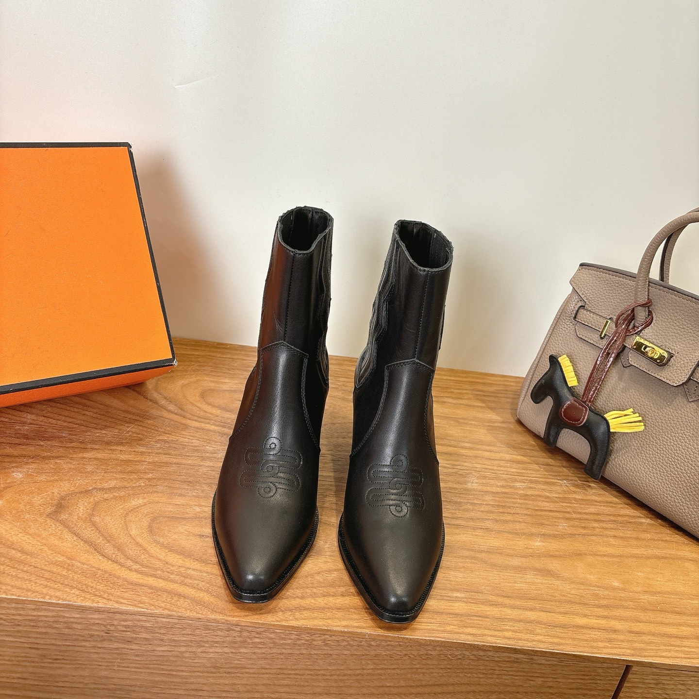 NO:679254,Hermes fw25 new arrival~ H Family 2025 Autumn and Winter short boots, imported leather and Yangjing material, super nice, square toe style adjusted many times before perfect shipment, exclusive first release, all real products are shot!  An incredibly comfortable one!  Double-layer Italian imported cow leather sole!  Top quality, size 35-39 can be ordered 40.41 42, boots, hermes, boots, cowhide, sheep19860909Hermes fw25new arrival～ H家2025秋冬 短靴 进口皮料羊京材质,超nice 方头版型调整多次才完美出货,独家首发,实物均实拍！无比舒适的一款！ 双层意大利进口牛皮革鞋底！ 顶级精品 size35-39可定40.41 42,靴子,hermes,boots,cowhide,sheep,Women's Shoes