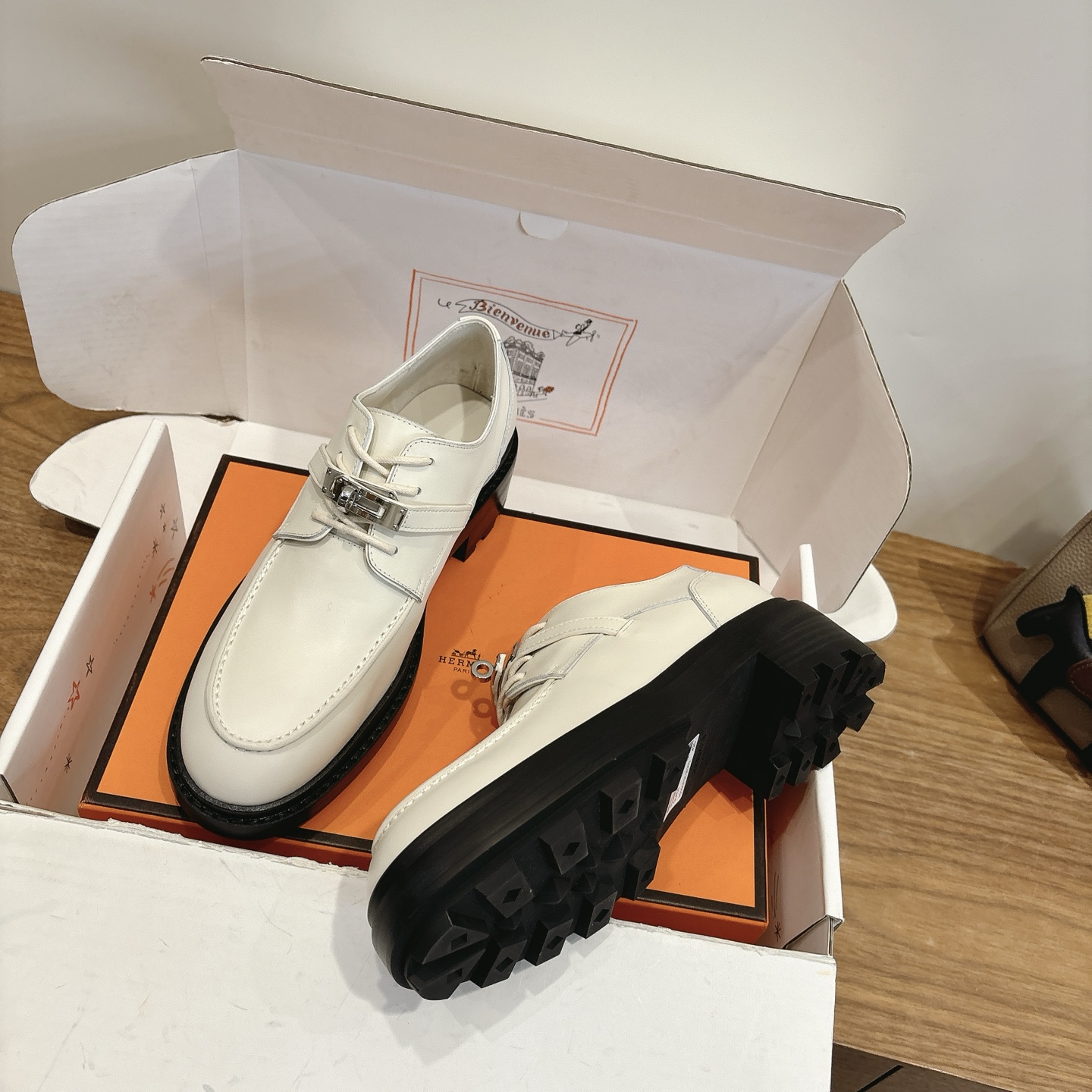 NO:679244,Hermes... a Eclair 2025 hot-selling series has a super positive silhouette, with an increased thickness of 4.5 inches to make your legs longer!  Breathable, comfortable cowhide, spring and summer color matching, this item is both beautiful and comfortable!  Channel supply code size size 35-41, loafers, hermes, loafers, cowhide19860909Hermes... a Eclair 2025爆款系列 版型超正,4.5厚度增高显腿长！透体透气 舒适的牛皮 春夏拼色兼具颜值舒适度的单品！ 渠道货源 码数 size 35-41,乐福鞋,hermes,loafers,cowhide,Women's Shoes