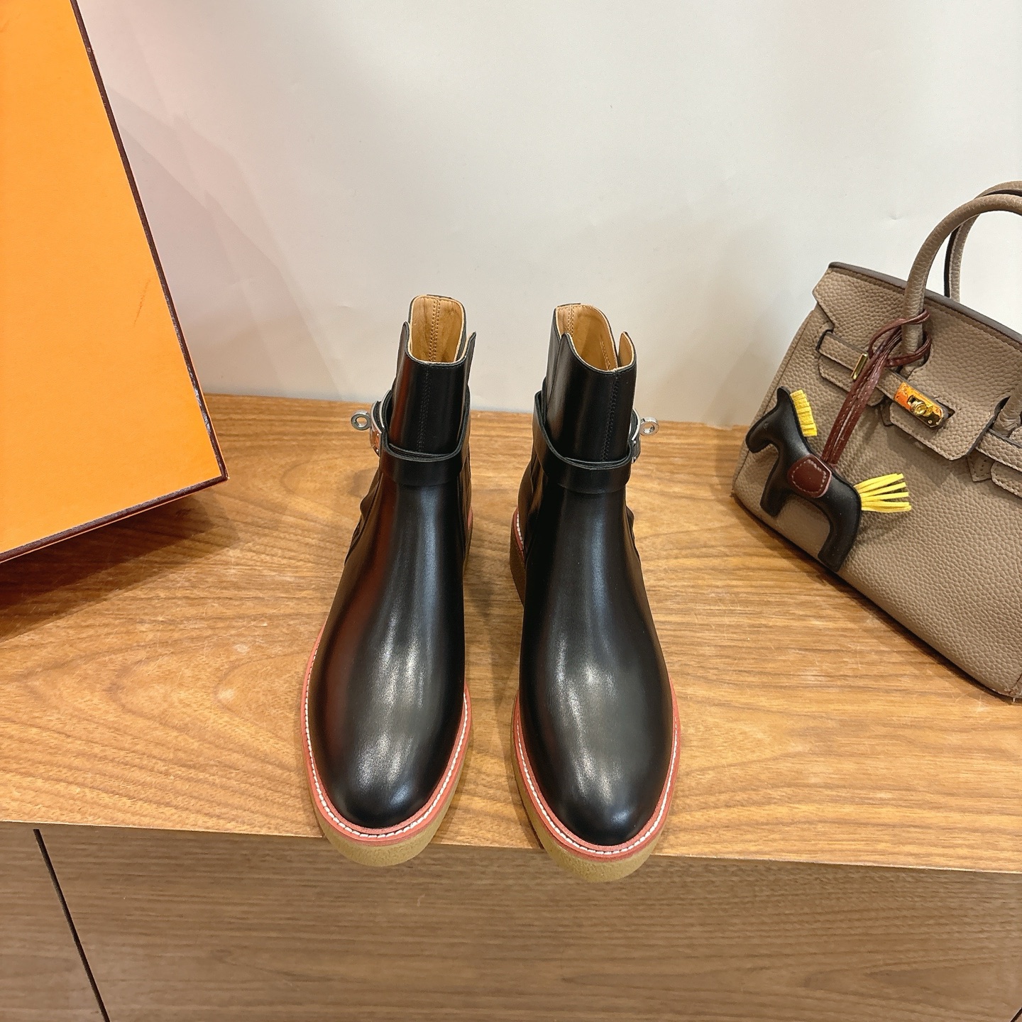 NO:679581,HERME...S classic kelly short boots ss25 new color classic kelly half, original calfskin material, different color combinations, really beautiful, a must-have for rich women who raise horses!  Lambskin lining, soles imported from Italy!  Comes with original packaging and VIP outer box packaging!  Top quality 35-39 can be ordered for 40.41, boots, hermes, boots, cowhide, sheepskin19860909HERME…S 经典kelly短靴ss25新色 经典kelly半,原版小牛皮材料,不同颜色搭配,真的是好看极了,养马富婆必备品！ 内里小羊皮,鞋底意大利进口材料！ 带原版包装及vip外盒包装！ 顶级精品35-39可定40.41,靴子,hermes,boots,cowhide,sheepskin,Women's Shoes