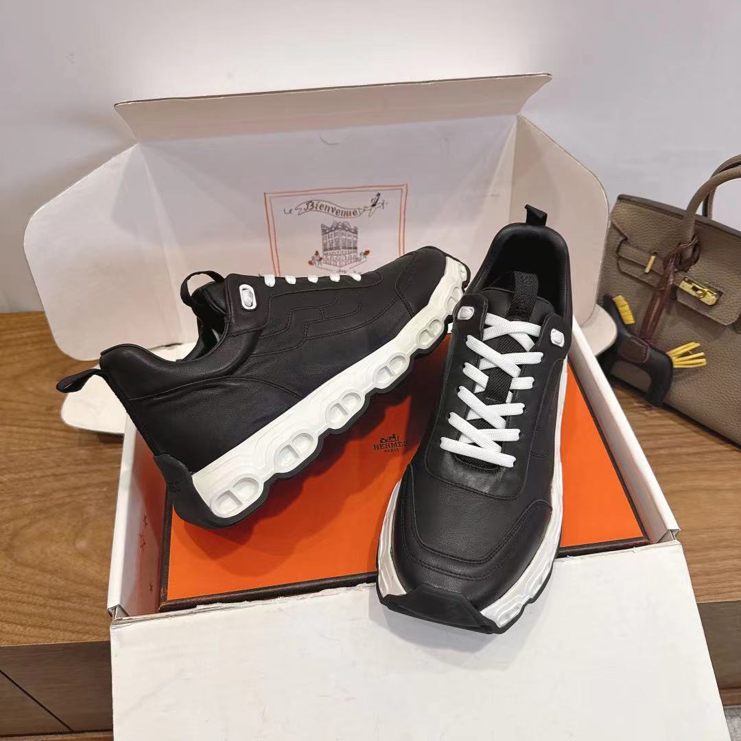 NO:681875,hermes fw25 ne arrival~ New autumn and winter Trail sneakers. Trail sneakers have a classic and versatile design. The slip-on style is easy to put on and take off, and is suitable for various occasions. The brand logo Hermès’ iconic design elements highlight the brand identity.  Made of cowhide material, it has a fine texture and soft touch, and is both comfortable and high-end. It provides a wealth of color options, including dark brown, black, off-white, light brown, etc., to meet different styles and matching needs. The workmanship is fine, the stitching is neat, and the details reflect the brand's exquisite craftsmanship, ensuring the quality and durability of the shoes. size 35-45 men's size, casual shoes/sports shoes, hermes, hermes, sneakers, cowhide19860909hermes fw25 ne arrival～ 秋冬新款Trail运动鞋 Trail运动鞋款式,设计经典百搭,一脚蹬的样式方便穿脱,适合多种场合穿搭.品牌标识爱马仕标志性的设计元素,彰显品牌身份. 采用牛皮材质,质感细腻,触感柔软,兼具舒适与高级感.提供丰富的色彩选择,包括深棕、黑色、米白、浅棕等,满足不同风格和搭配需求.做工精细,缝线工整,细节处体现品牌的精湛工艺,保证了鞋子的品质和耐用性. size35-45 男码,休闲鞋/运动鞋,hermes,hermes,sneakers,cowhide,Women's Shoes