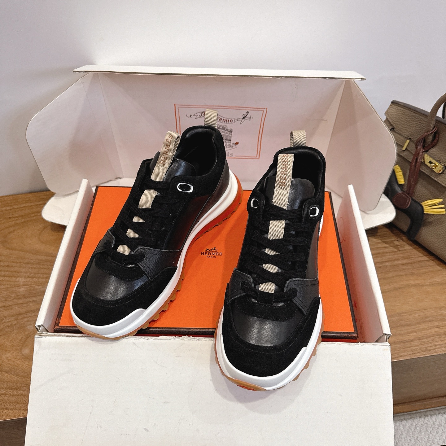 NO:707486,Batch of 20 men's models [Guan goods] Hermes 25ss new autumn and winter products!  Classic boot shape + British color matching design, imported calfskin, classic and attractive!  Original reverse mold last, ultimate 1:1 shape, imported high-end cowhide showing exquisite texture!  Open the mold to customize the A-level high-density private mold outsole with luxurious packaging!  - Unique quality, 35-40/39-45, casual shoes/sports shoes, hermes, boots, sneakers, cowhide19860909批男款20【莞货】Hermes家25ss秋冬新品！经典靴型+英伦拼色设计,进口小牛皮,经典耐看！原版倒模楦型,极致1:1形体,进口高端牛皮呈现出精致质感！ 开模定制A级高密私模大底,奢华包装！ -无二品质,35-40/39-45,休闲鞋/运动鞋,hermes,boots,sneakers,cowhide,Women's Shoes