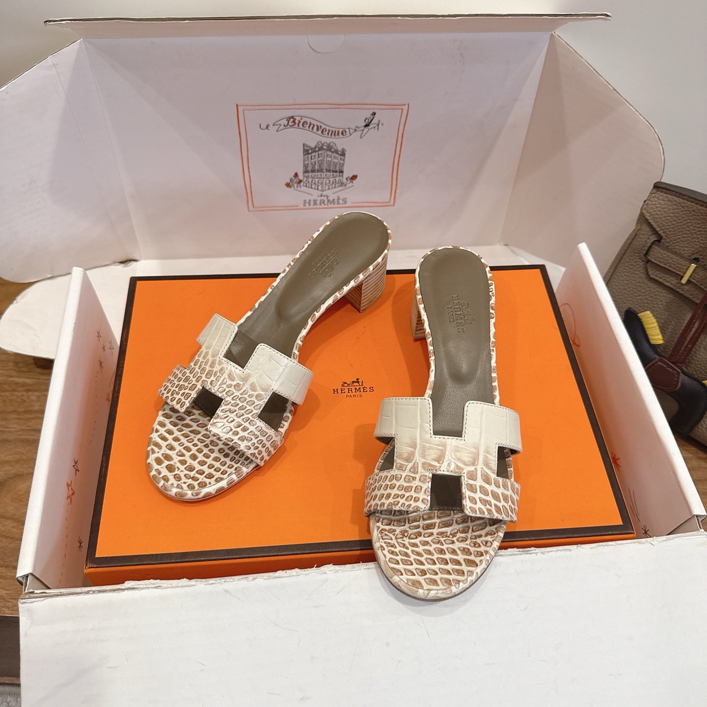 NO:707497,Hermes... a Eclair 2025 new color hot-selling series, originally developed, the version is super positive, with a certain thickness and increased leg length!  Breathable, comfortable calfskin, spring and summer color matching, this item is both beautiful and comfortable!  Channel supply code size size 35-39 can be customized 34.40.41.42.43 Standard complete set of packaging in airplane box, slippers, hermes, slippers, cowhide19860909Hermes... a Eclair 2025新色爆款系列,原版开发 版型超正,有一定厚度增高显腿长！透体透气 舒适的小牛皮 春夏拼色兼具颜值舒适度的单品！ 渠道货源 码数 size 35-39可定34.40.41.42.43 标配飞机盒全套包装,拖鞋,hermes,slippers,cowhide,Women's Shoes