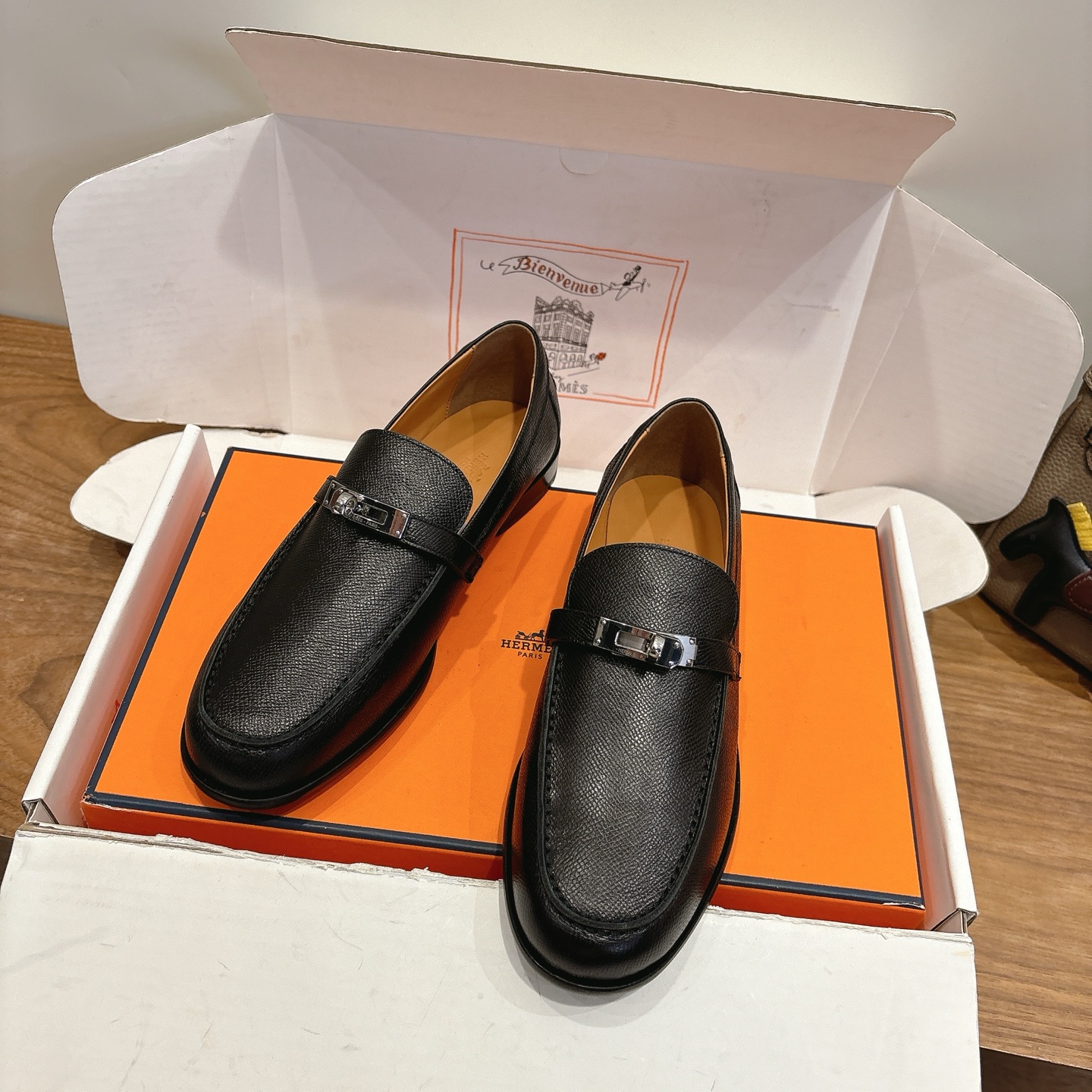 NO:710957,Hermes 26ss new product for early spring!  Classic boot shape + British color matching design, classic and attractive!  Original reverse mold last, ultimate 1:1 shape, imported high-end knitting needles showing exquisite texture!  Open the mold to customize the A-level high-density private mold outsole with luxurious packaging!  35-39 can be ordered 34.40.41.42, loafers, hermes, loafers, boots19860909Hermes家26ss早春新品！ 经典靴型+英伦拼色设计,经典耐看！ 原版倒模楦型,极致1:1形体 进口高端织针呈现出精致质感！ 开模定制A级高密私模大底,奢华包装！ 35-39可定34.40.41.42,乐福鞋,hermes,loafers,boots,Women's Shoes