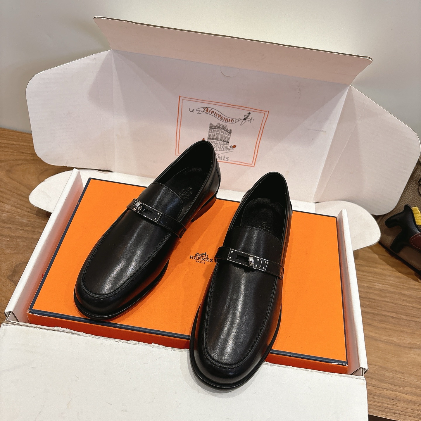 NO:710963,Hermes 26ss new product for early spring!  Classic boot shape + British color matching design, classic and attractive!  Original reverse mold last, ultimate 1:1 shape, imported high-end knitting needles showing exquisite texture!  Open the mold to customize the A-level high-density private mold outsole with luxurious packaging!  35-39 can be ordered as 34.40.41.42., Loafers, hermes, loafers, boots19860909Hermes家26ss早春新品！ 经典靴型+英伦拼色设计,经典耐看！ 原版倒模楦型,极致1:1形体 进口高端织针呈现出精致质感！ 开模定制A级高密私模大底,奢华包装！ 35-39可定34.40.41.42 .,乐福鞋,hermes,loafers,boots,Women's Shoes