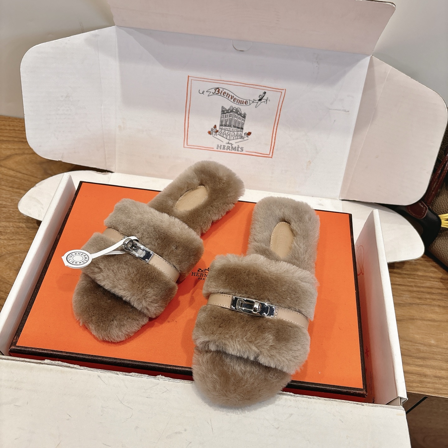 NO:710945,Hermes... a Eclair 2025 new color hot-selling series, originally developed, the version is super positive, with a certain thickness and increased leg length!  Breathable, breathable and comfortable, this spring and summer color-blocked item is both beautiful and comfortable!  Channel supply code size size 35-39 can be ordered at 34.40.41. Standard complete set of packaging in airplane box, furry shoes and slippers, hermes, slippers19860909Hermes... a Eclair 2025新色爆款系列,原版开发 版型超正,有一定厚度增高显腿长！透体透气 舒适的 春夏拼色兼具颜值舒适度的单品！ 渠道货源 码数 size 35-39可定34.40.41. 标配飞机盒全套包装,毛毛鞋拖鞋,hermes,slippers,Women's Shoes