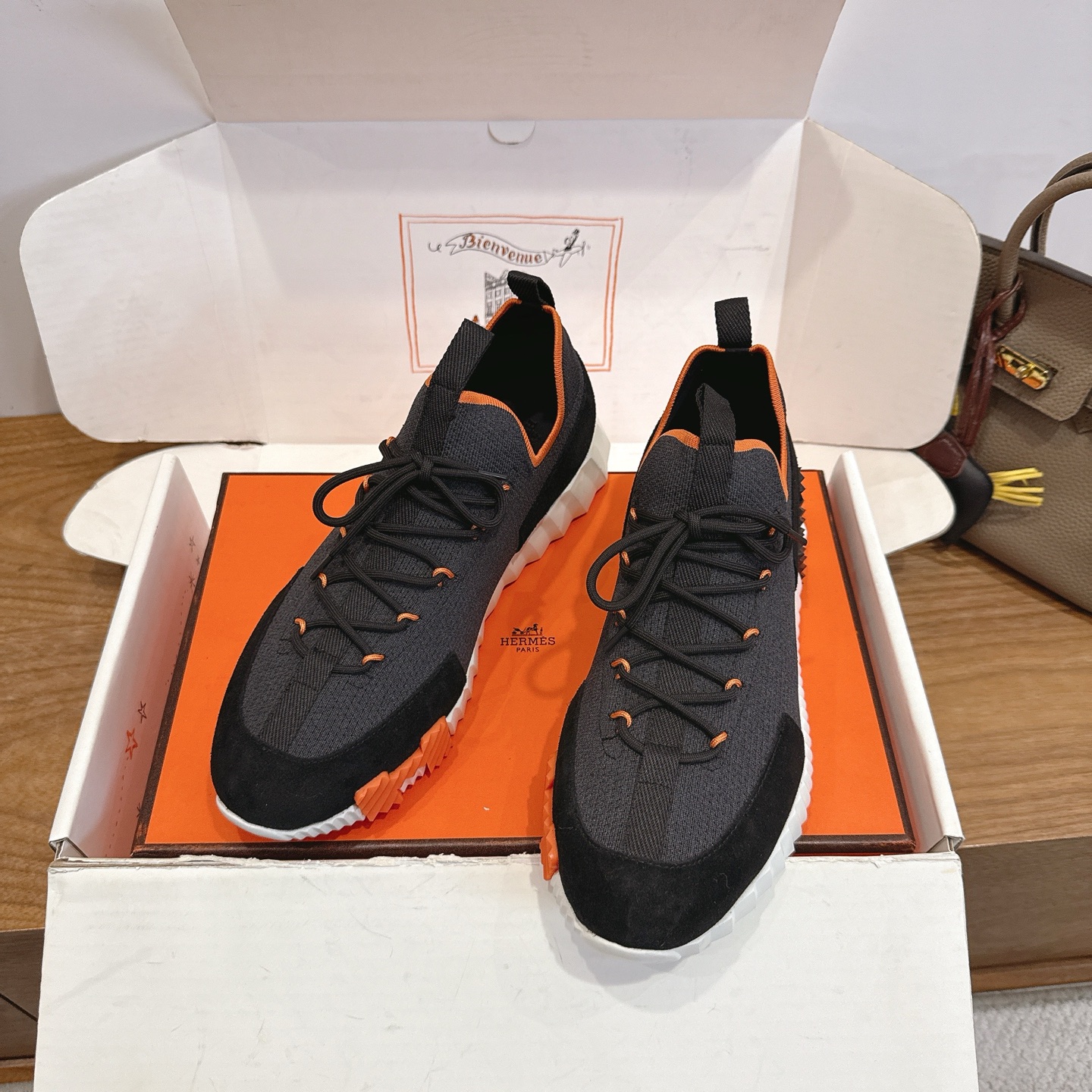 NO:710942,Batch of 20 men's models [couple models] H family 26ss early spring white shoes!  Suspension boot shape + British retro design, classic and attractive!  Original reverse mold last, ultimate 1:1 shape, imported high-end fabrics showing exquisite texture!  Open the mold to customize the A-level high-density private mold outsole with luxurious packaging!  - Unique quality, 35-44 can be customized to 45.46, casual shoes/sports shoes, boots, sneakers19860909批男款20【情侣款】H家26ss早春小白鞋！经楦靴型+英伦复古设计,经典耐看！原版倒模楦型,极致1:1形体,进口高端面料呈现出精致质感！ 开模定制A级高密私模大底,奢华包装！ -无二品质,35-44可定45.46,休闲鞋/运动鞋,boots,sneakers,Women's Shoes