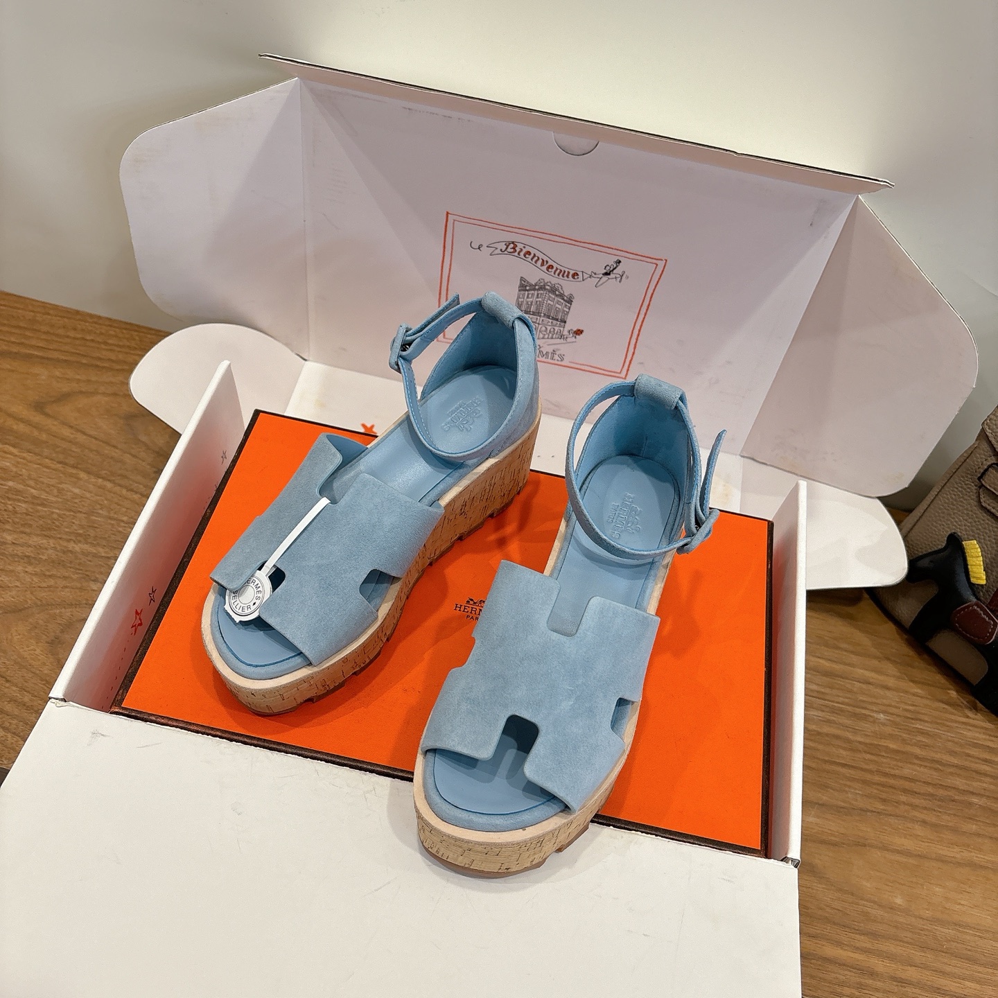 NO:710937,Hermes... a Eclair 2025 new product + hot-selling series has a super positive shape, with a certain thickness and increased leg length!  Breathable and comfortable, this spring and summer color matching item is both beautiful and comfortable!  Channel supply code size size 35-39 can be customized to 40 with airplane case 20, high heels sandals, hermes, sandals, high heels19860909Hermes... a Eclair 2025新品+爆款系列 版型超正,有一定厚度增高显腿长！透体透气 舒适的毛 春夏拼色兼具颜值舒适度的单品！ 渠道货源 码数 size 35-39可定40 配飞机盒20,高跟鞋凉鞋,hermes,sandals,high heels,Women's Shoes