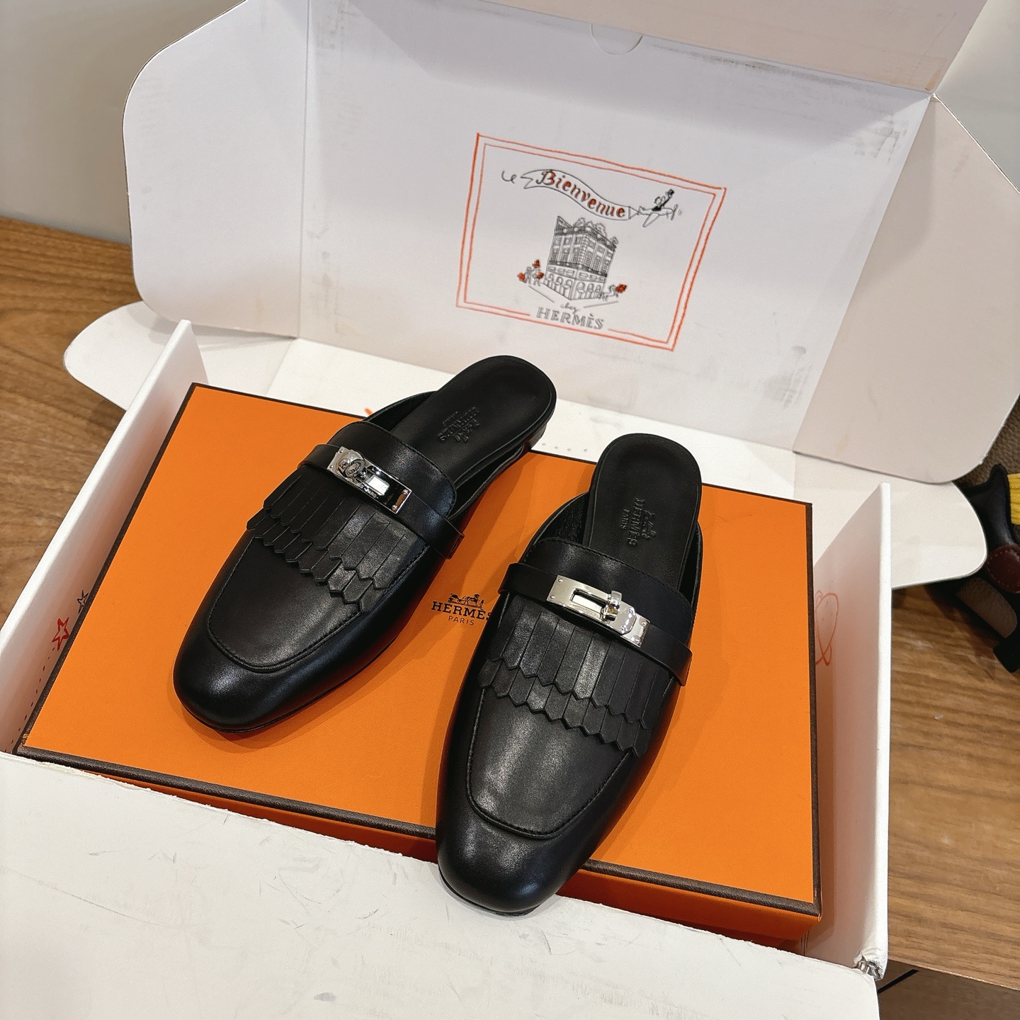 NO:724895,Hermes... Flat slippers 2026 new products + popular series, genuine leather outsole, exclusive molded hardware buckle, imported cowhide, color matching in spring and summer, a single product with good looks and comfort!  Channel supply: women's size 35-39, can be customized to 40 41 42, loafers, hermes, loafers, slippers, cowhide, Leather soles19860909Hermes... 平底拖鞋 2026新品+爆款系列 真皮大底,独家开模五金扣,进口牛皮 春夏拼色兼具颜值舒适度的单品！ 渠道货源 女码35-39 可订做40 41 42,乐福鞋,hermes,loafers,slippers,cowhide,Leather soles,Women's Shoes