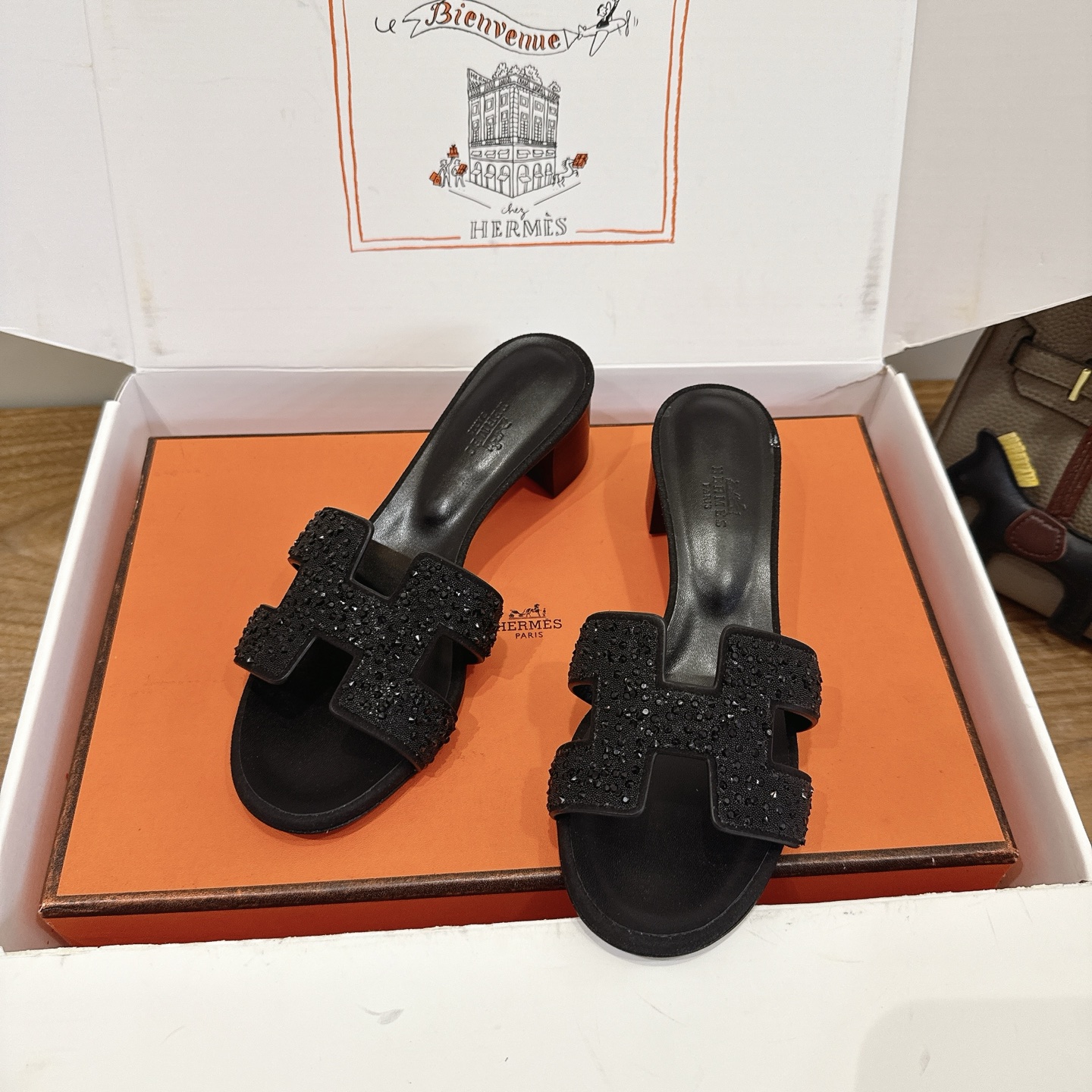 NO:788113,Hermes... a Eclair 2025 new color hot-selling series, originally developed, the version is super positive, with a certain thickness and increased leg length!  Breathable, comfortable calfskin, spring and summer color matching, this item is both beautiful and comfortable!  Channel supply code size size 35-39 can be customized 34.40.41.42.43 Standard complete set of packaging in airplane box, slippers, hermes, slippers, cowhide19860909Hermes... a Eclair 2025新色爆款系列,原版开发 版型超正,有一定厚度增高显腿长！透体透气 舒适的小牛皮 春夏拼色兼具颜值舒适度的单品！ 渠道货源 码数 size 35-39可定34.40.41.42.43 标配飞机盒全套包装,拖鞋,hermes,slippers,cowhide,Women's Shoes