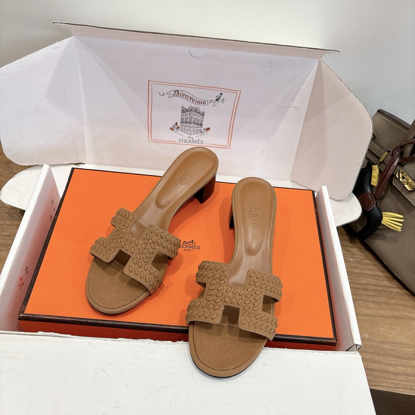 NO:788095,Hermes... a Eclair 2025 new color hot-selling series, originally developed, the version is super positive, with a certain thickness and increased leg length!  Breathable, comfortable calfskin, spring and summer color matching, this item is both beautiful and comfortable!  Channel supply code size size 35-39 can be customized 34.40.41.42.43 Standard complete set of packaging in airplane box, slippers, hermes, slippers, cowhide19860909Hermes... a Eclair 2025新色爆款系列,原版开发 版型超正,有一定厚度增高显腿长！透体透气 舒适的小牛皮 春夏拼色兼具颜值舒适度的单品！ 渠道货源 码数 size 35-39可定34.40.41.42.43 标配飞机盒全套包装,拖鞋,hermes,slippers,cowhide,Women's Shoes