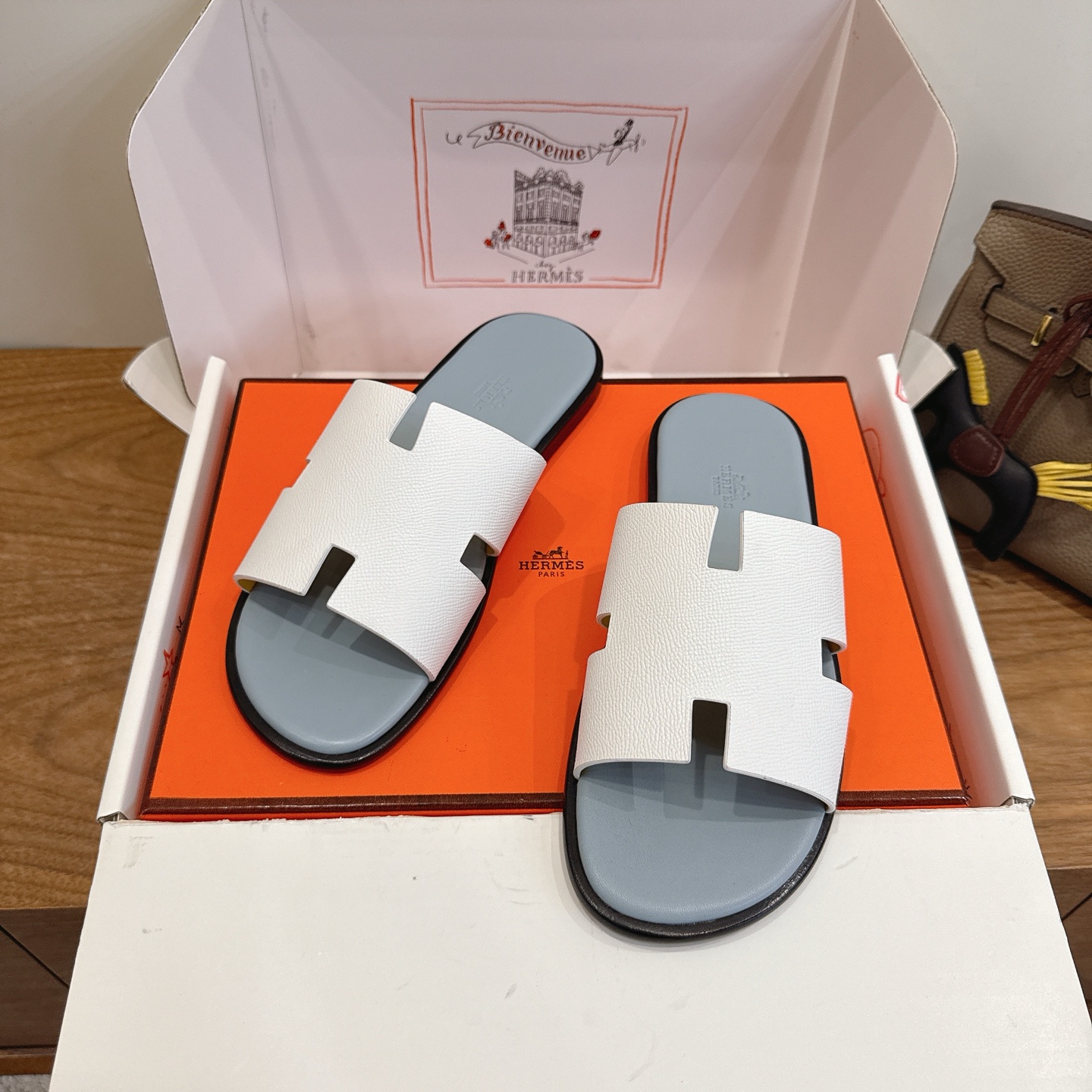 NO:788094,Hermes... a Eclair 2026 men's slip-on series, originally developed, the shape is super correct, and it has a certain thickness to increase the length of the legs!  Breathable, comfortable calfskin, spring and summer color matching, this item is both beautiful and comfortable!  Channel supply code number size 39-44 can be ordered 38.45.46, slippers, hermes, slippers, cowhide19860909Hermes... a Eclair 2026男士拖系列,原版开发 版型超正,有一定厚度增高显腿长！透体透气 舒适的小牛皮 春夏拼色兼具颜值舒适度的单品！ 渠道货源 码数 size 39-44可定38.45.46,拖鞋,hermes,slippers,cowhide,Women's Shoes