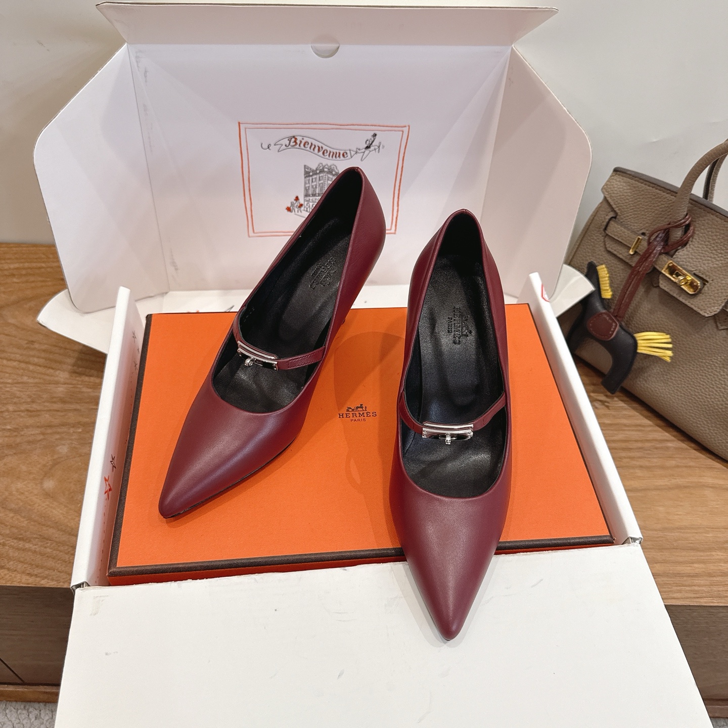 NO:788092,The 8.5CM Hermes... a Eclair 2026 new Kelly+ hot-selling series is launched. It has a super correct fit, is translucent and breathable, and is made of comfortable imported cowhide. It is a spring and summer color matching item that is both beautiful and comfortable!  Channel supply code size size 35-39 can be customized 40.41.42, high heels single shoes, hermes, high heels, cowhide19860909重磅推出8.5CM Hermes... a Eclair 2026新款Kelly+爆款系列 版型超正,透体透气 舒适的进口牛皮 春夏拼色兼具颜值舒适度的单品！ 渠道货源 码数 size 35-39可定40.41.42,高跟鞋单鞋,hermes,high heels,cowhide,Women's Shoes