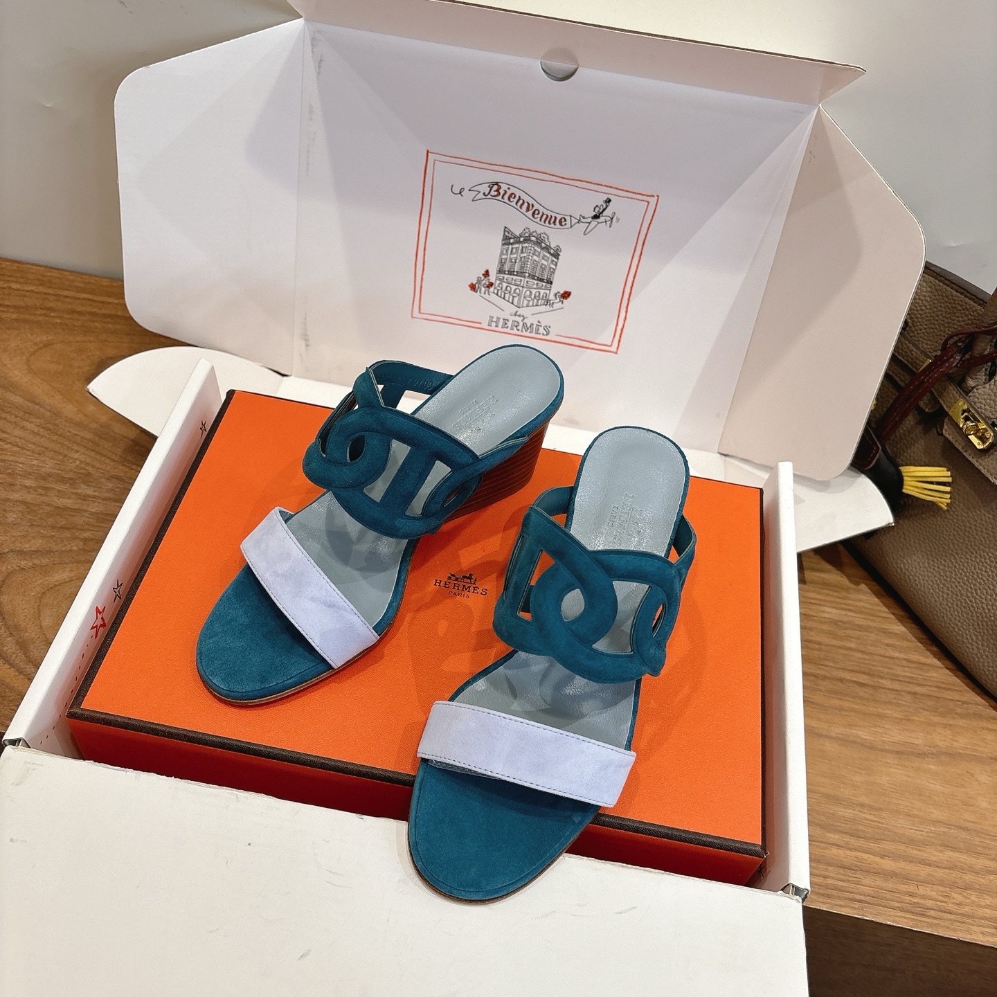 NO:788077,Hermes... a Eclair 2026 new hot model series, originally developed and imported calfskin, super correct version, with a certain thickness, increased leg length!  Breathable, comfortable calfskin, spring and summer color matching, this item is both beautiful and comfortable!  Channel supply code size size 35-39,40 41 42 custom-made, slippers, hermes, slippers, cowhide19860909Hermes... a Eclair 2026新款爆款系列,原版开发进口小牛皮, 版型超正,有一定厚度增高显腿长！透体透气 舒适的小牛皮 春夏拼色兼具颜值舒适度的单品！ 渠道货源 码数 size 35-39,40 41 42 订做,拖鞋,hermes,slippers,cowhide,Women's Shoes