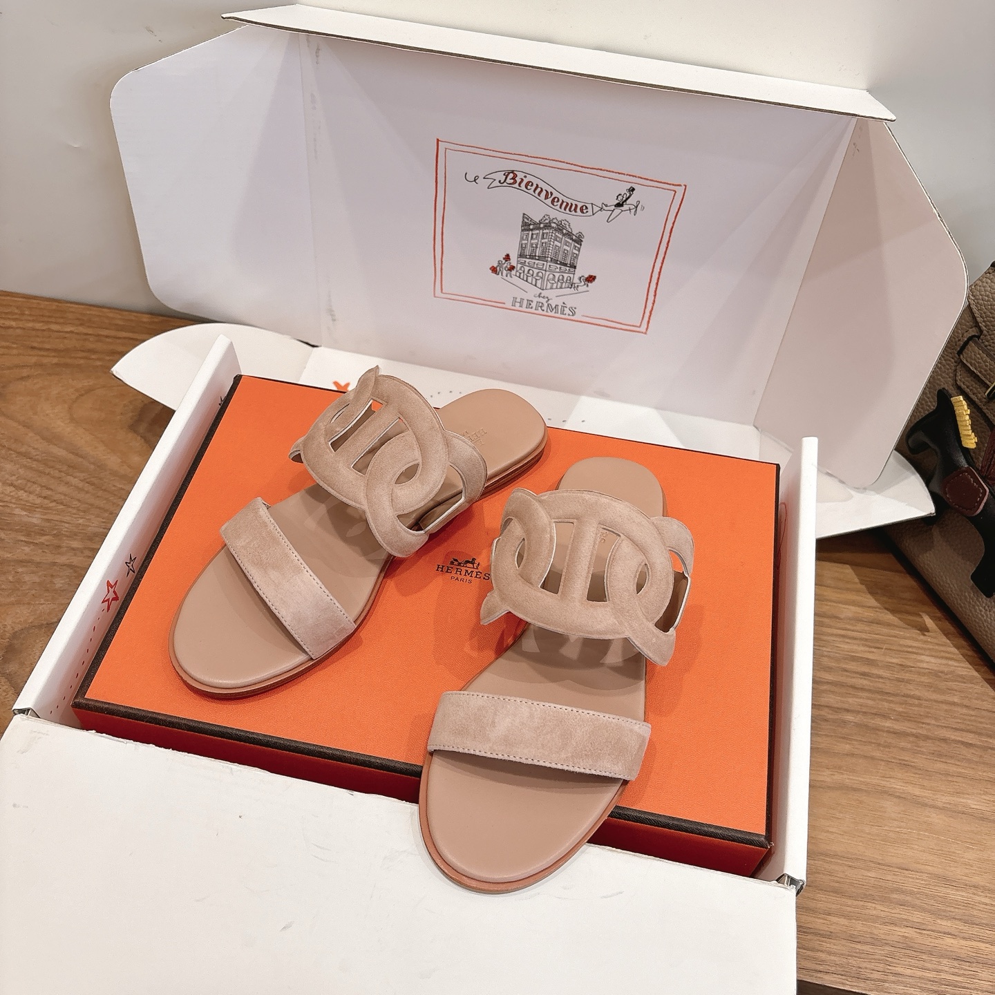 NO:788083,Hermes... a Eclair 2026 new hot model series, originally developed and imported calfskin, super correct version, with a certain thickness, increased leg length!  Breathable, comfortable calfskin, spring and summer color matching, this item is both beautiful and comfortable!  Channel supply code size size 35-39,40 41 42 custom-made, slippers, hermes, slippers, cowhide19860909Hermes... a Eclair 2026新款爆款系列,原版开发进口小牛皮, 版型超正,有一定厚度增高显腿长！透体透气 舒适的小牛皮 春夏拼色兼具颜值舒适度的单品！ 渠道货源 码数 size 35-39,40 41 42 订做,拖鞋,hermes,slippers,cowhide,Women's Shoes