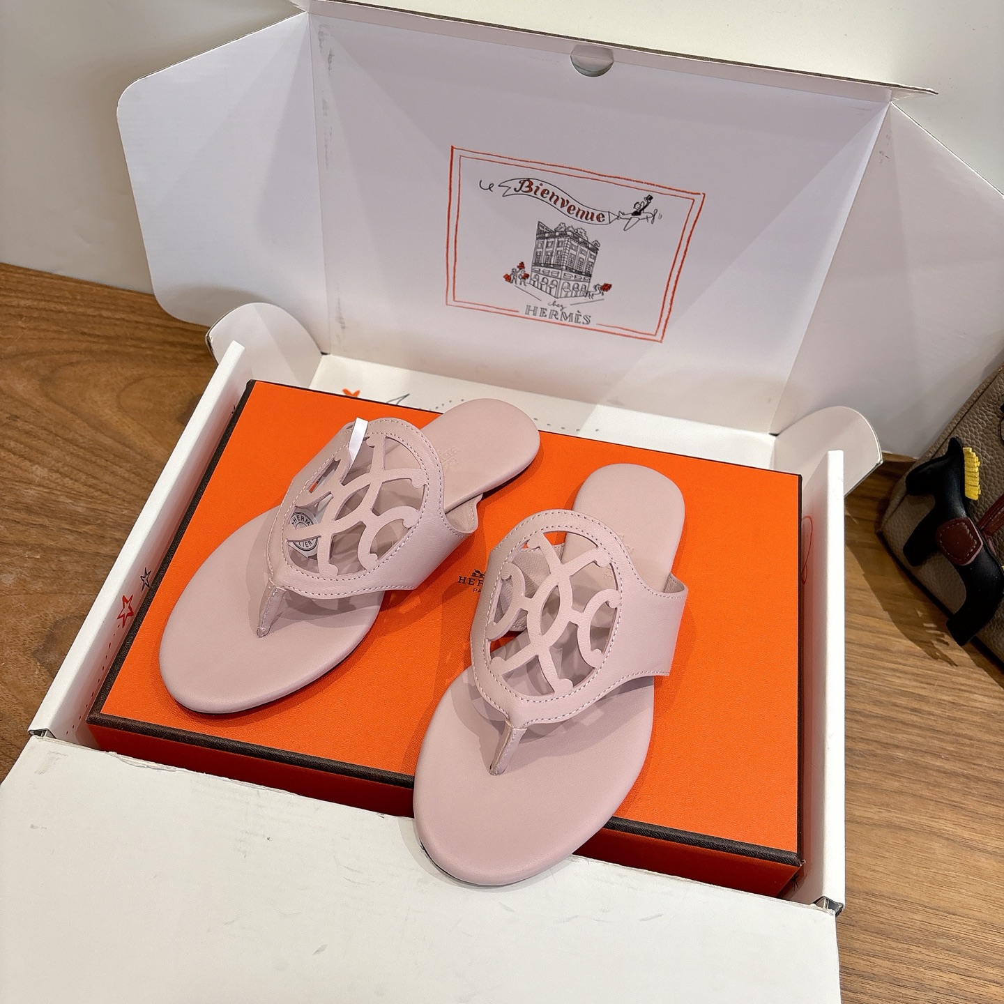 NO:788080,Hermes... a Eclair 2026 new color hot-selling series, originally developed, the version is super positive, with a certain thickness and increased leg length!  Breathable, comfortable calfskin, spring and summer color matching, this item is both beautiful and comfortable!  Channel supply code size size 35-39 can be ordered 34.40.41.42., split-toe shoes, hermes, cowhide19860909Hermes... a Eclair 2026新色爆款系列,原版开发 版型超正,有一定厚度增高显腿长！透体透气 舒适的小牛皮 春夏拼色兼具颜值舒适度的单品！ 渠道货源 码数 size 35-39可定34.40.41.42.,分趾鞋,hermes,cowhide,Women's Shoes