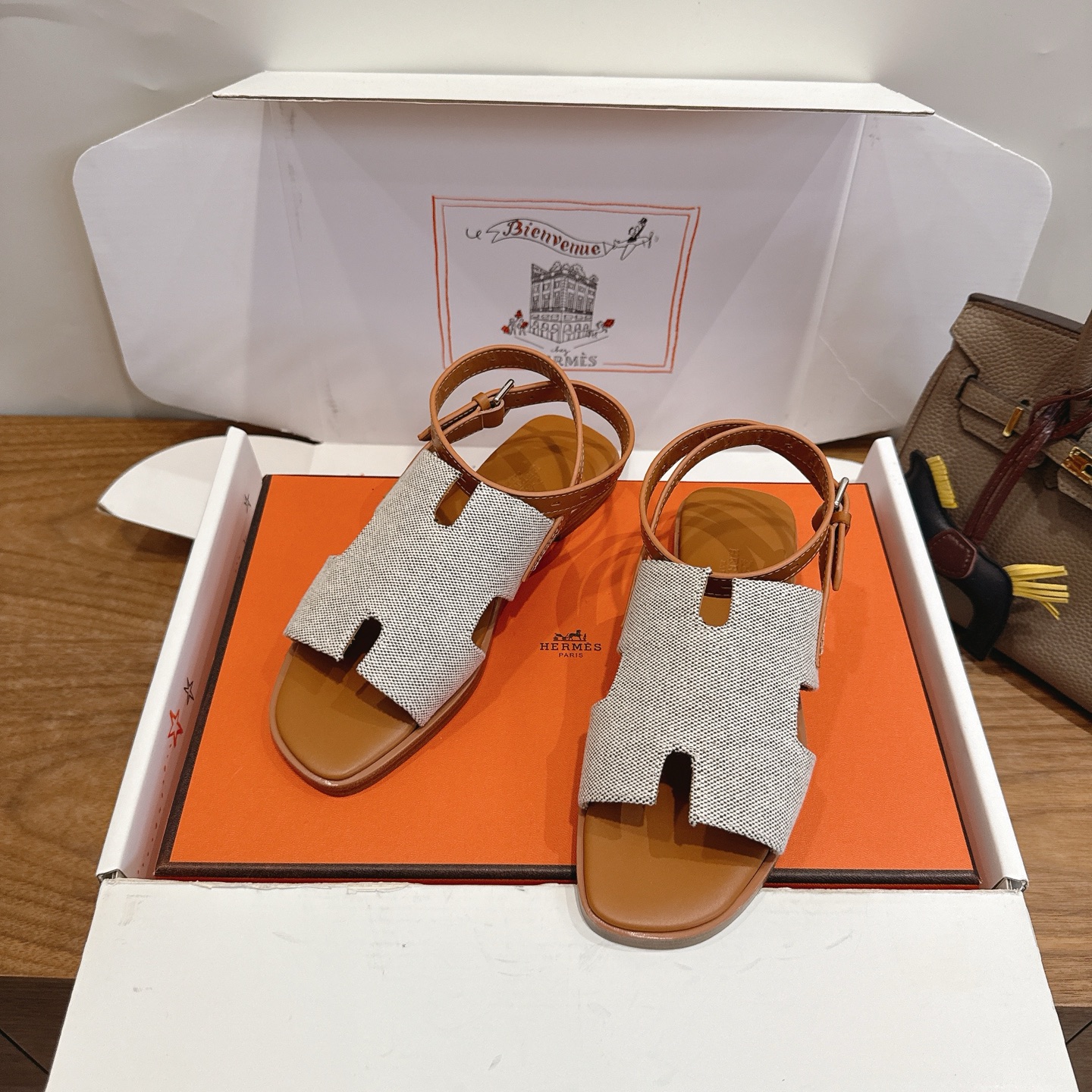 NO:781747,Hermes... a Eclair 2026 new popular series, originally developed, the shape is super positive, with a certain thickness and increased leg length!  Breathable, comfortable calfskin, spring and summer color matching, this item is both beautiful and comfortable!  Channel supply code size size 35-39 40 41 42 custom-made, sandals, hermes, sandals, cowhide19860909Hermes... a Eclair 2026新款爆款系列,原版开发 版型超正,有一定厚度增高显腿长！透体透气 舒适的小牛皮 春夏拼色兼具颜值舒适度的单品！ 渠道货源 码数 size 35-39 40 41 42 订做,凉鞋,hermes,sandals,cowhide,Women's Shoes