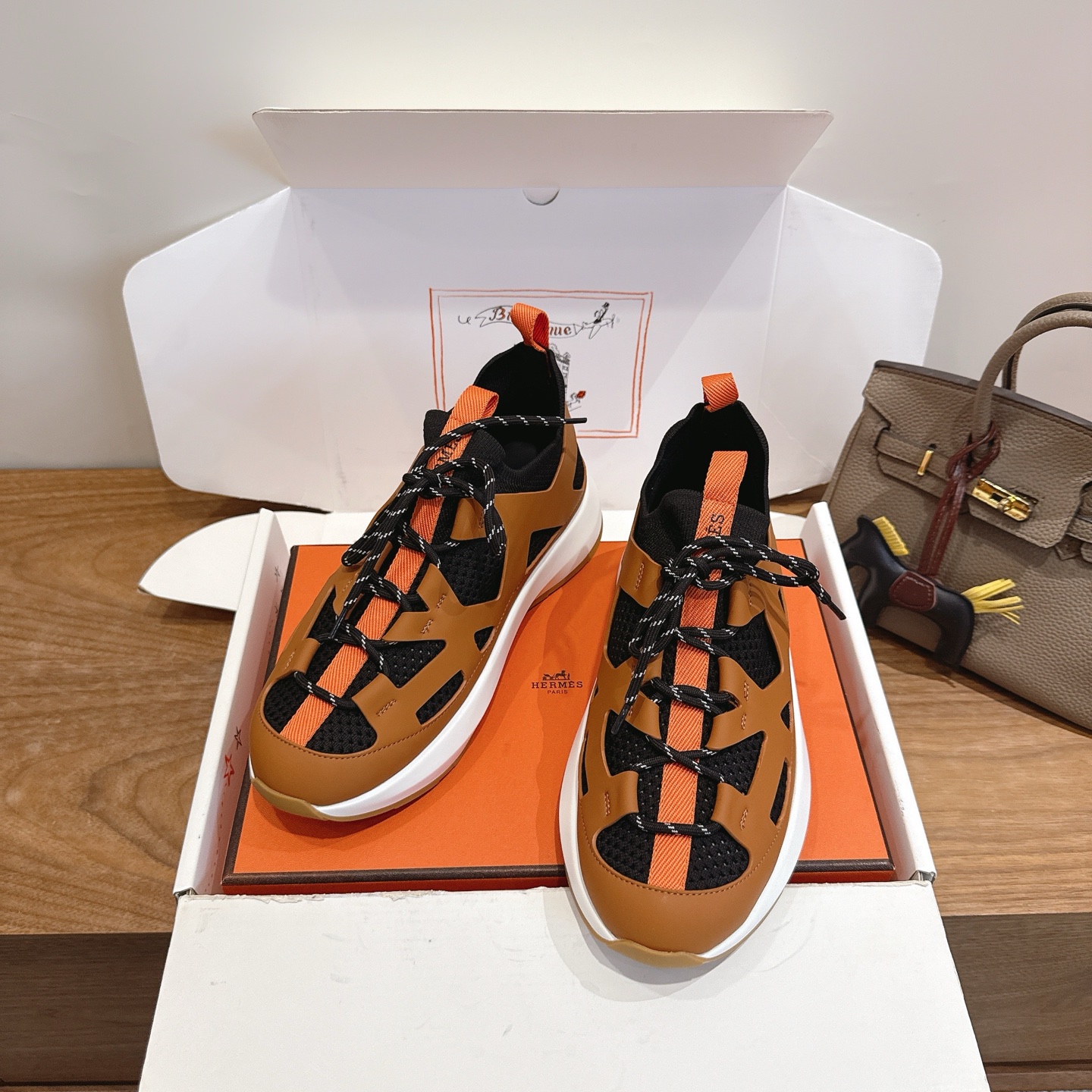 Alexander McQueen H家2026ss早春小白鞋 经楦靴型+英伦 设计，耐看 倒模楦型， 1:1形体，进口高端面料呈现出 质感