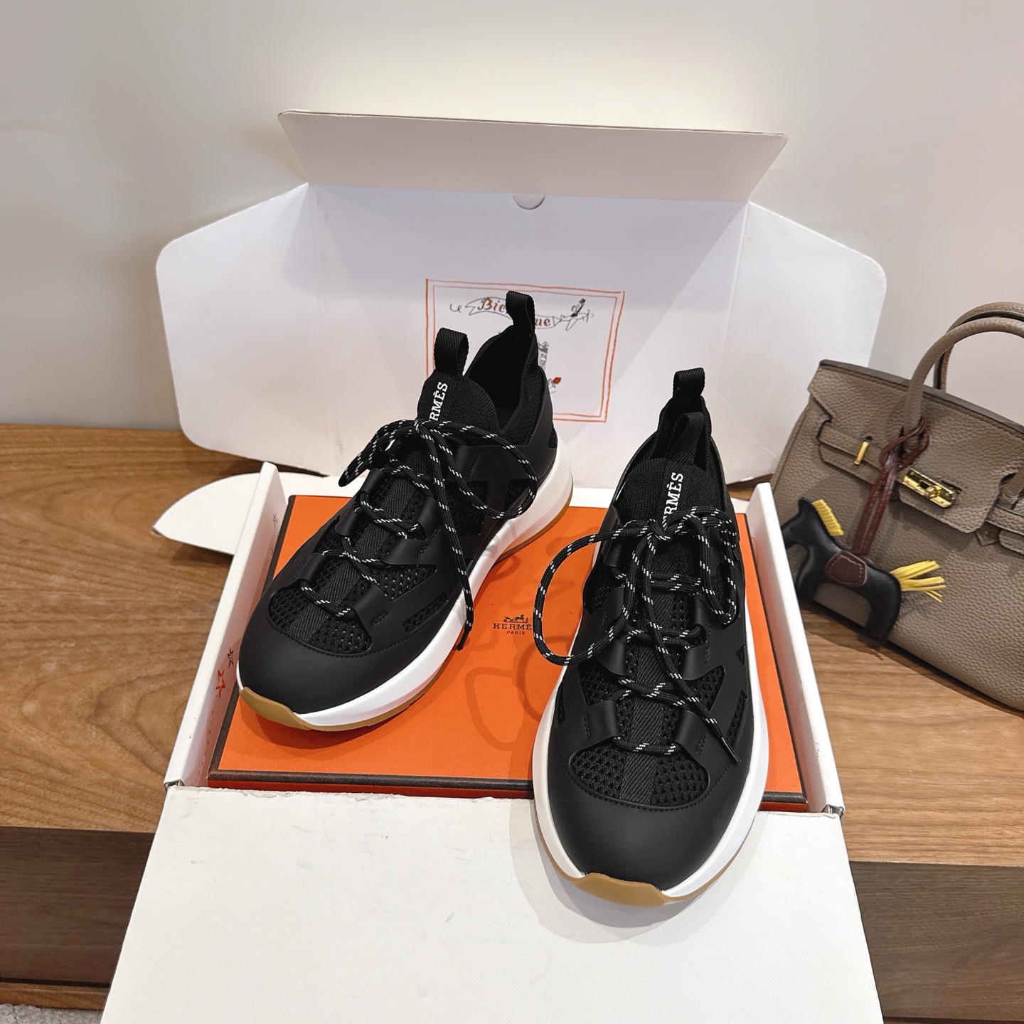 Alexander McQueen H家2026ss早春小白鞋 经楦靴型+英伦 设计，耐看 倒模楦型， 1:1形体，进口高端面料呈现出 质感