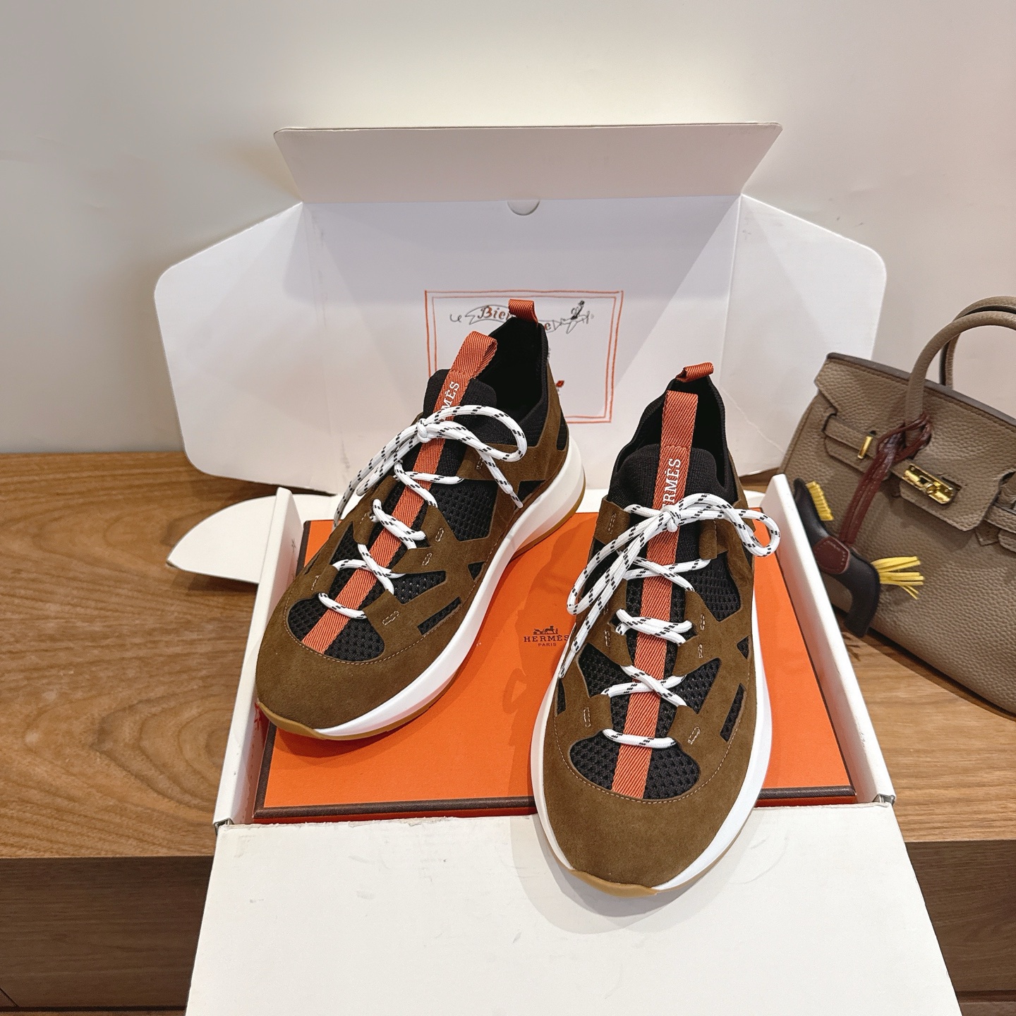 Alexander McQueen H家2026ss早春小白鞋 经楦靴型+英伦 设计，耐看 倒模楦型， 1:1形体，进口高端面料呈现出 质感