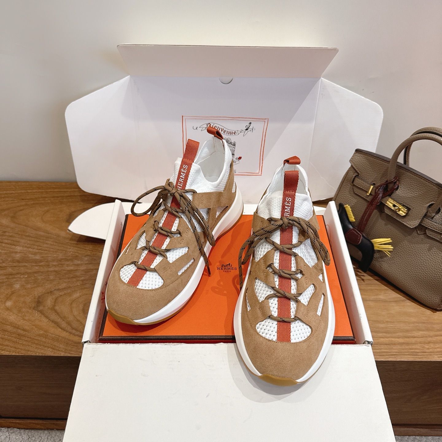 Alexander McQueen H家2026ss早春小白鞋 经楦靴型+英伦 设计，耐看 倒模楦型， 1:1形体，进口高端面料呈现出 质感