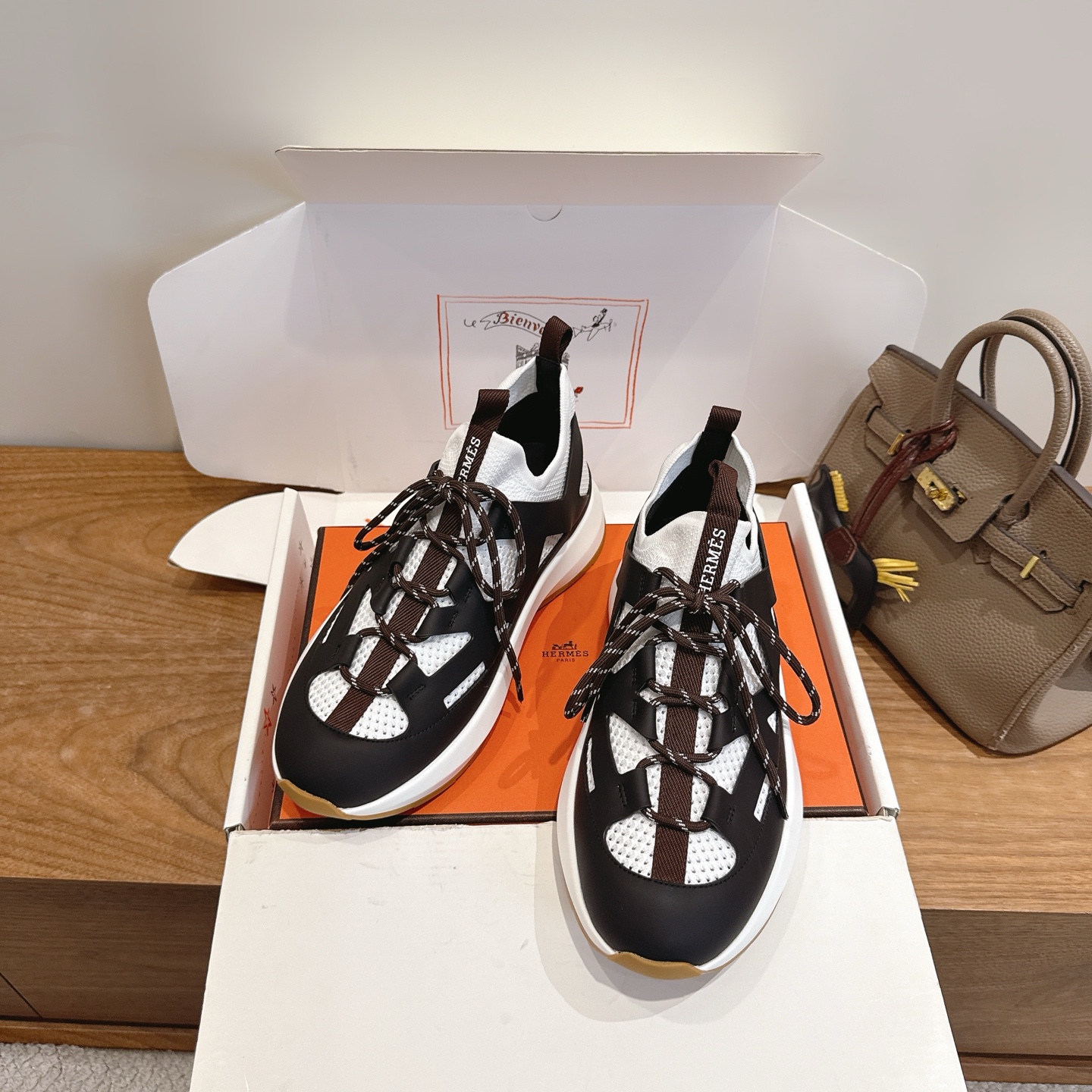 Alexander McQueen H家2026ss早春小白鞋 经楦靴型+英伦 设计，耐看 倒模楦型， 1:1形体，进口高端面料呈现出 质感