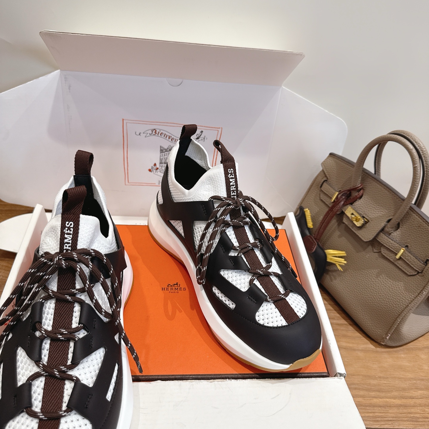 Alexander McQueen H家2026ss早春小白鞋 经楦靴型+英伦 设计，耐看 倒模楦型， 1:1形体，进口高端面料呈现出 质感