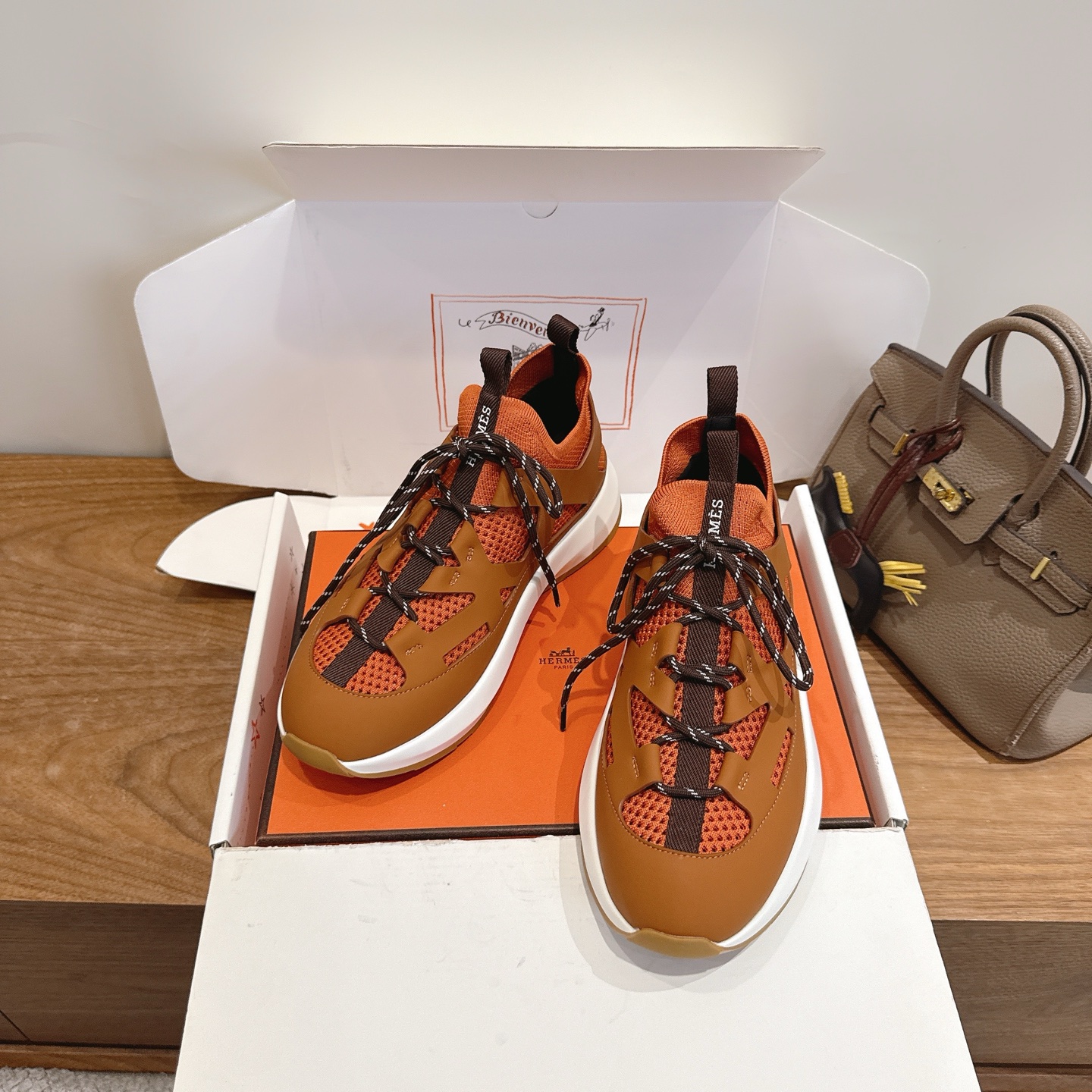 Alexander McQueen H家2026ss早春小白鞋 经楦靴型+英伦 设计，耐看 倒模楦型， 1:1形体，进口高端面料呈现出 质感