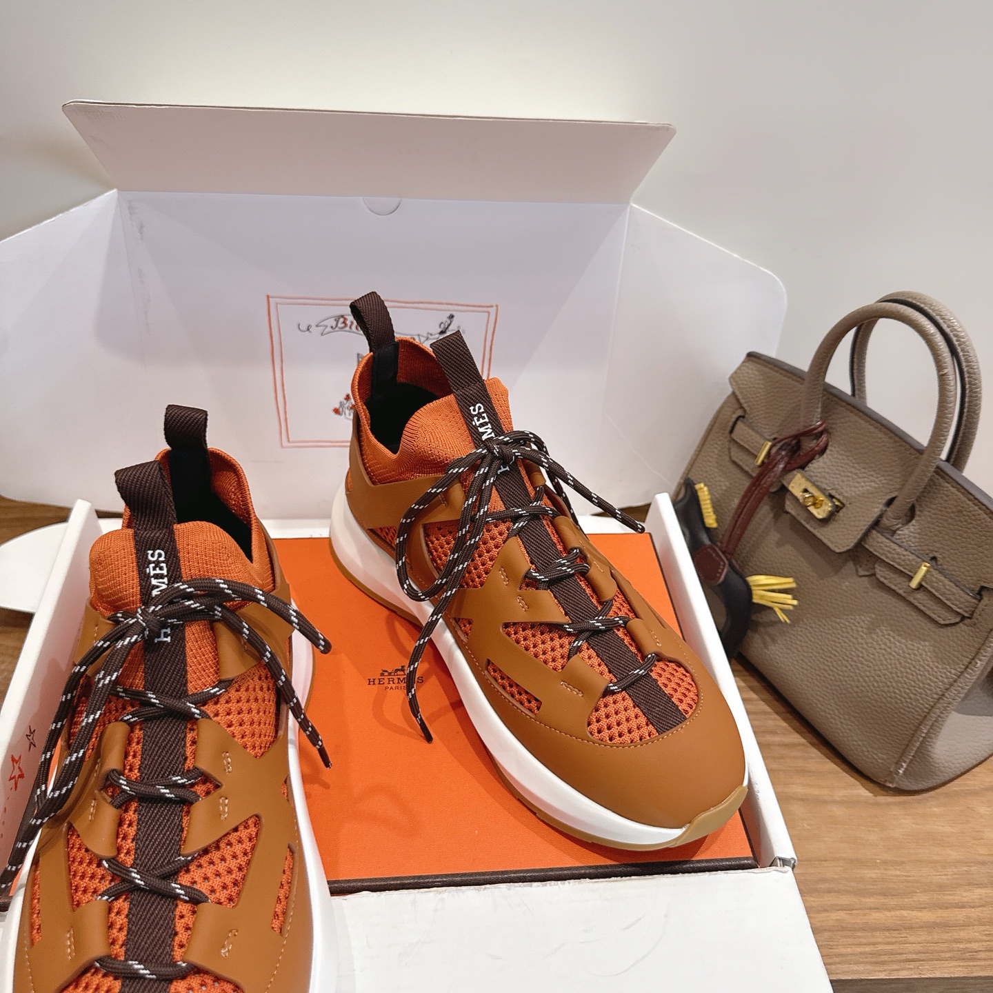 Alexander McQueen H家2026ss早春小白鞋 经楦靴型+英伦 设计，耐看 倒模楦型， 1:1形体，进口高端面料呈现出 质感