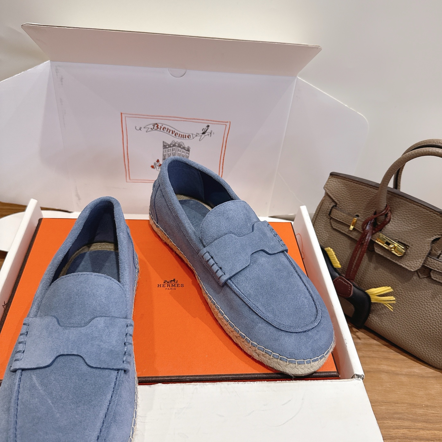 Alexander McQueen H家2026ss早春小白鞋 经楦靴型+英伦 设计，耐看 倒模楦型， 1:1形体，进口高端面料呈现出 质感